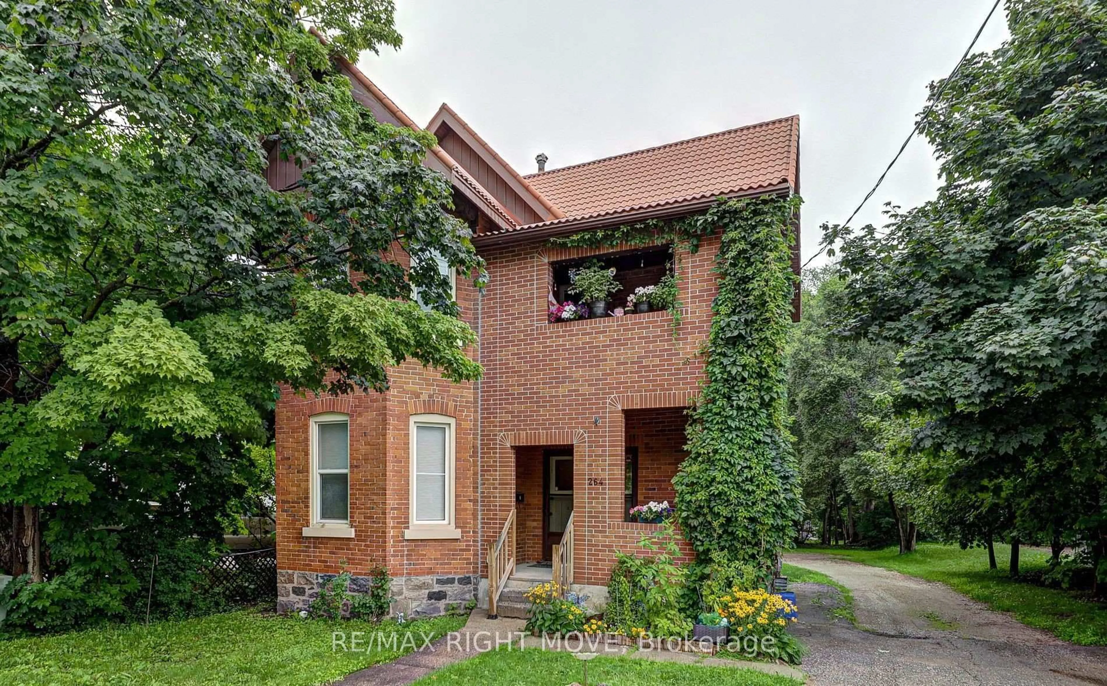 Home with brick exterior material, street for 264 Mississaga St, Orillia Ontario L3V 3B8