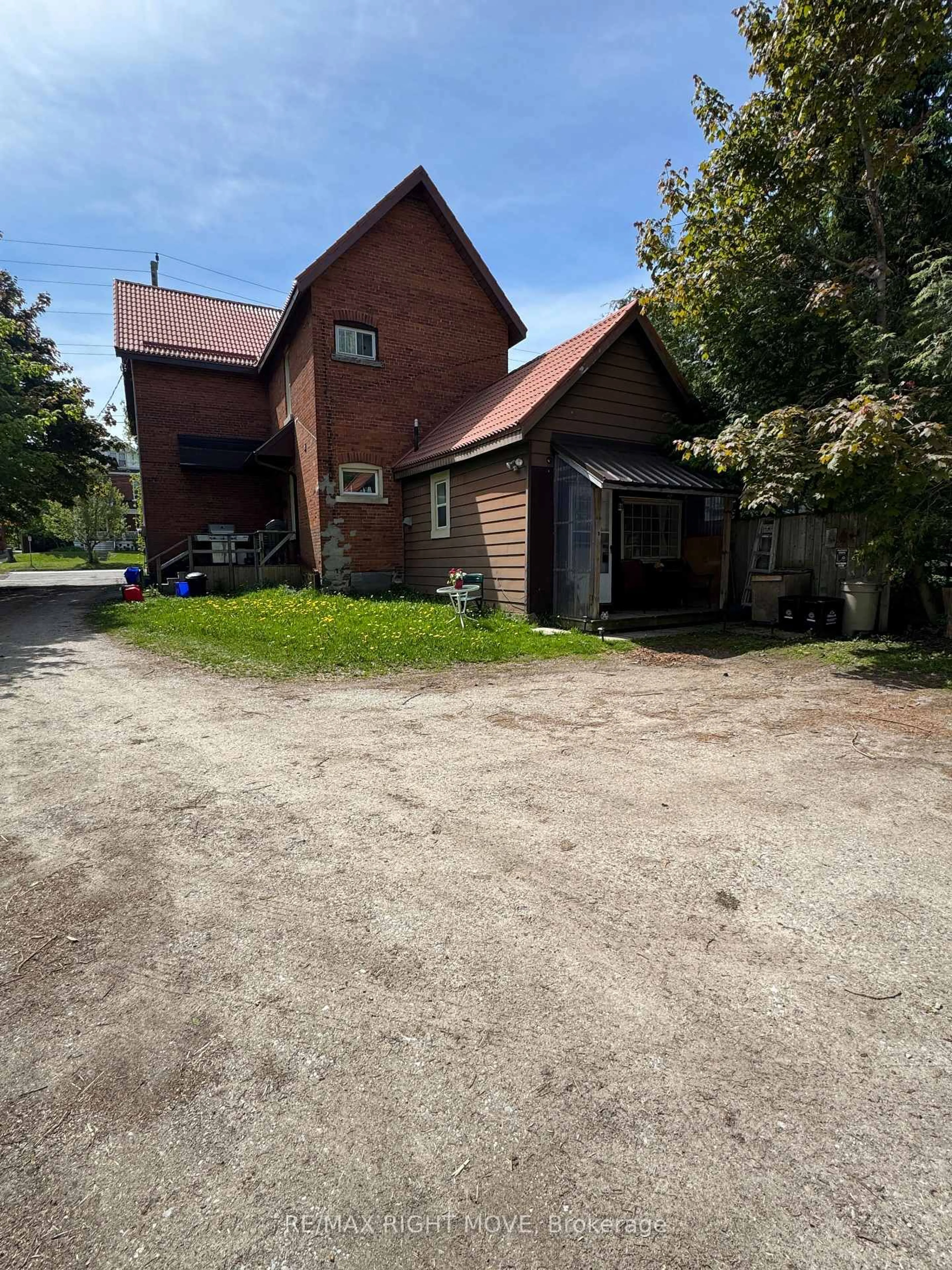 A pic from outside/outdoor area/front of a property/back of a property/a pic from drone, street for 264 Mississaga St, Orillia Ontario L3V 3B8
