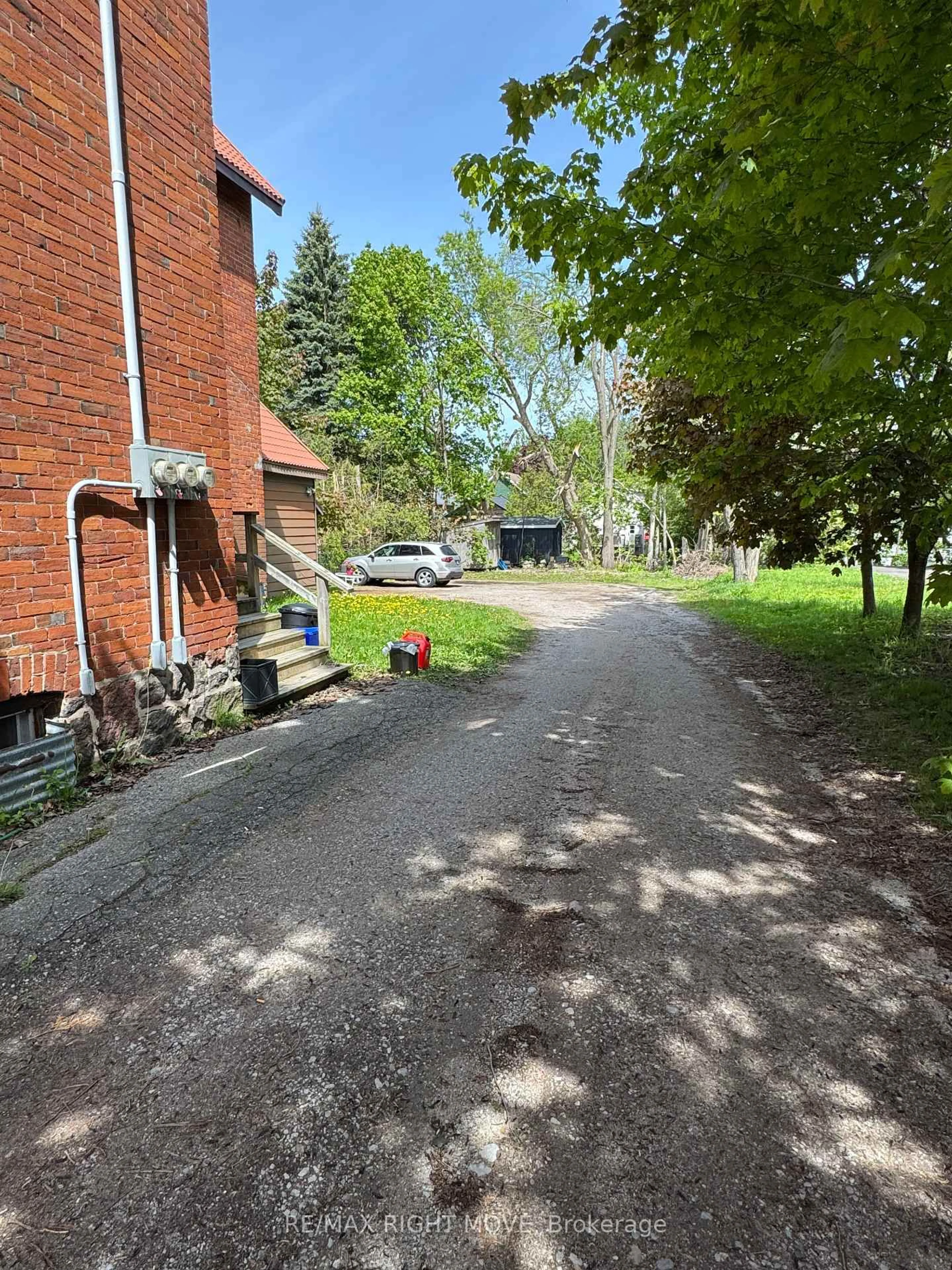 A pic from outside/outdoor area/front of a property/back of a property/a pic from drone, street for 264 Mississaga St, Orillia Ontario L3V 3B8
