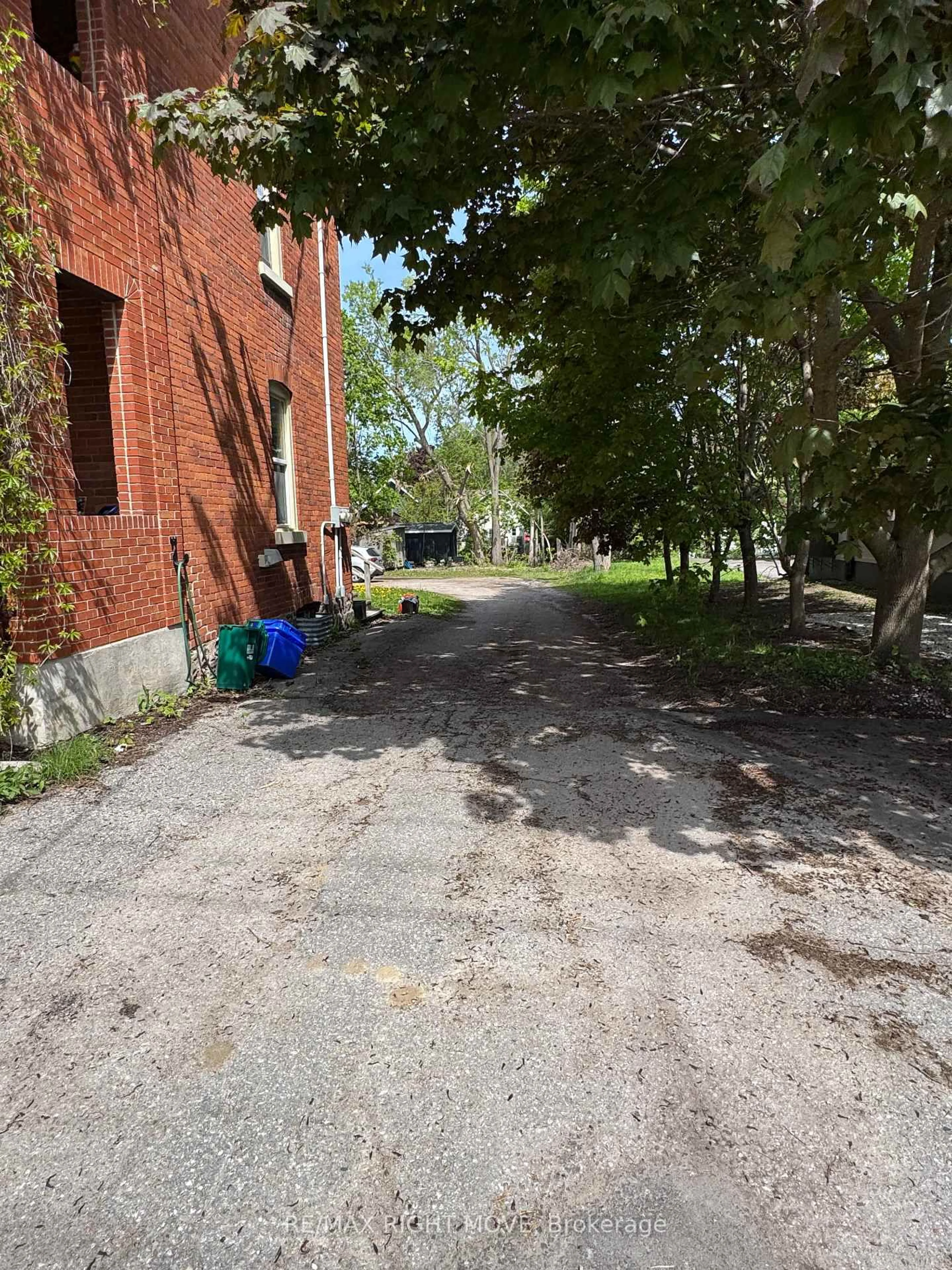 A pic from outside/outdoor area/front of a property/back of a property/a pic from drone, street for 264 Mississaga St, Orillia Ontario L3V 3B8