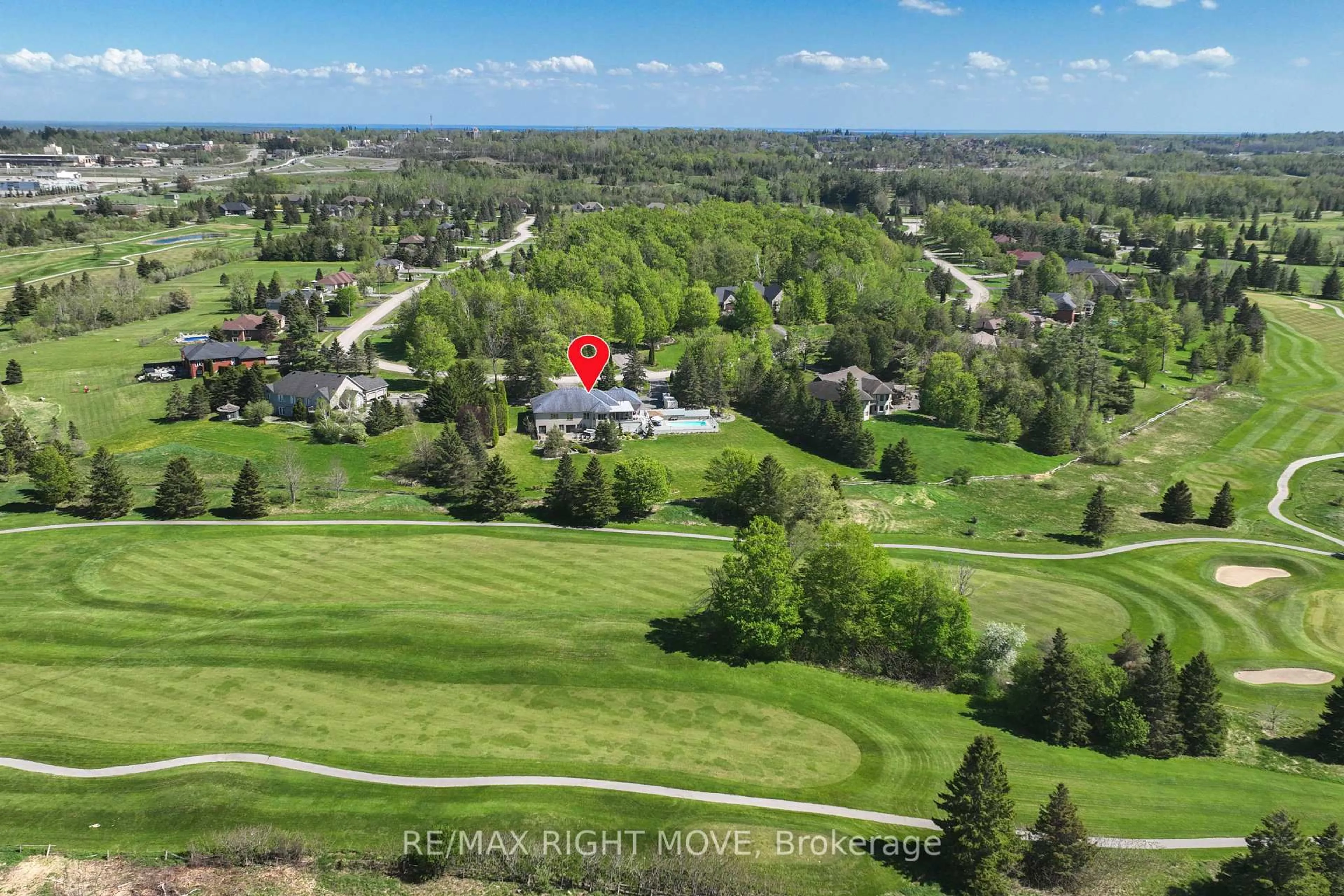 A pic from outside/outdoor area/front of a property/back of a property/a pic from drone, mountain view for 1263 Hawk Ridge Cres, Severn Ontario L3V 0Y6