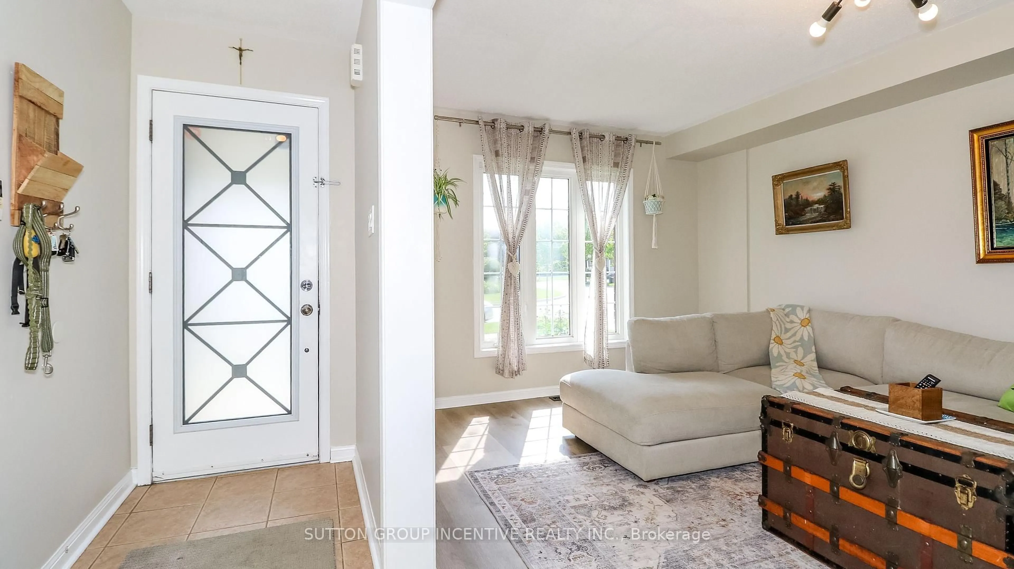 Indoor entryway for 54 Succession Cres, Barrie Ontario L4M 7G4
