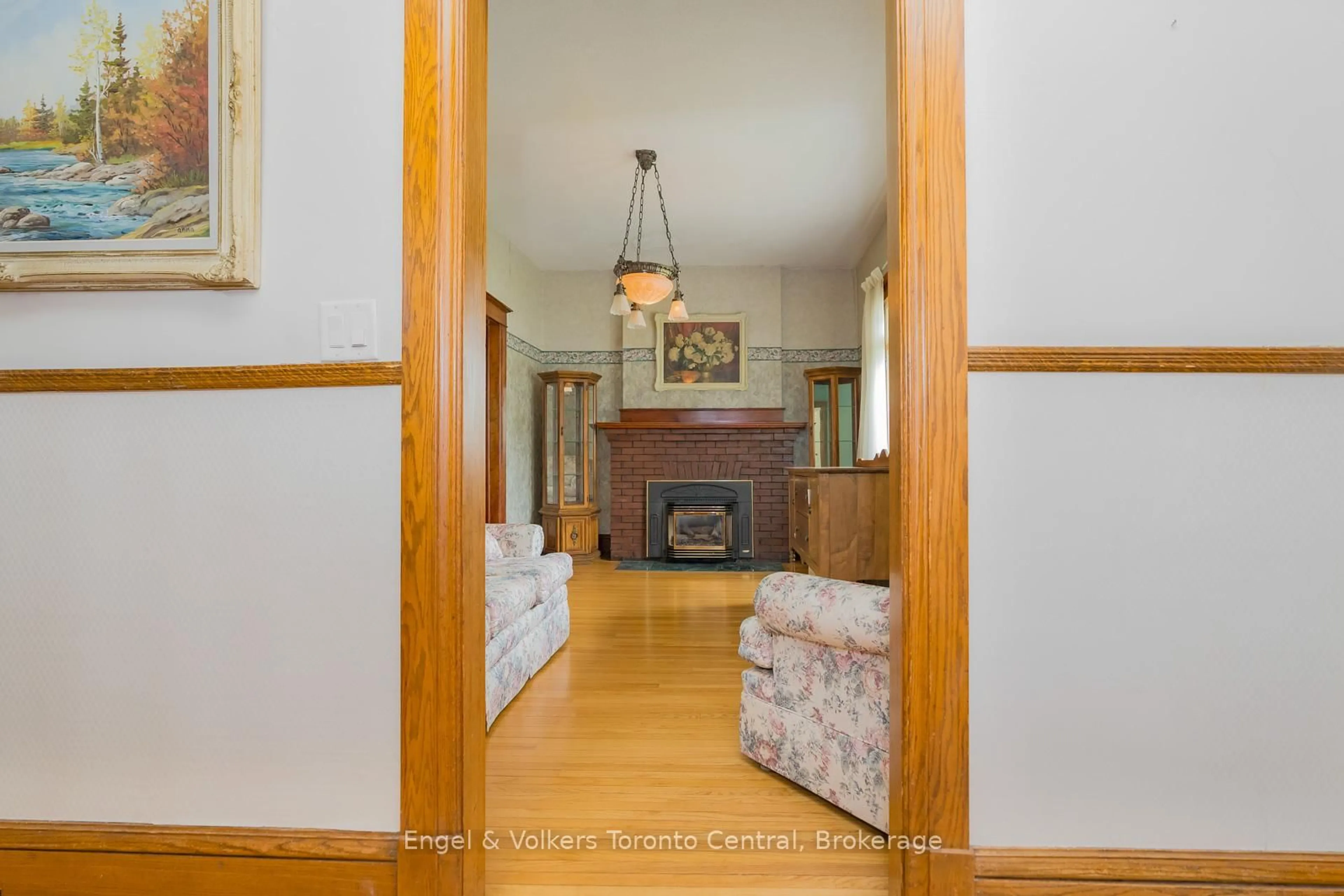 Indoor foyer for 299 Napier St, Collingwood Ontario L9Y 3T6