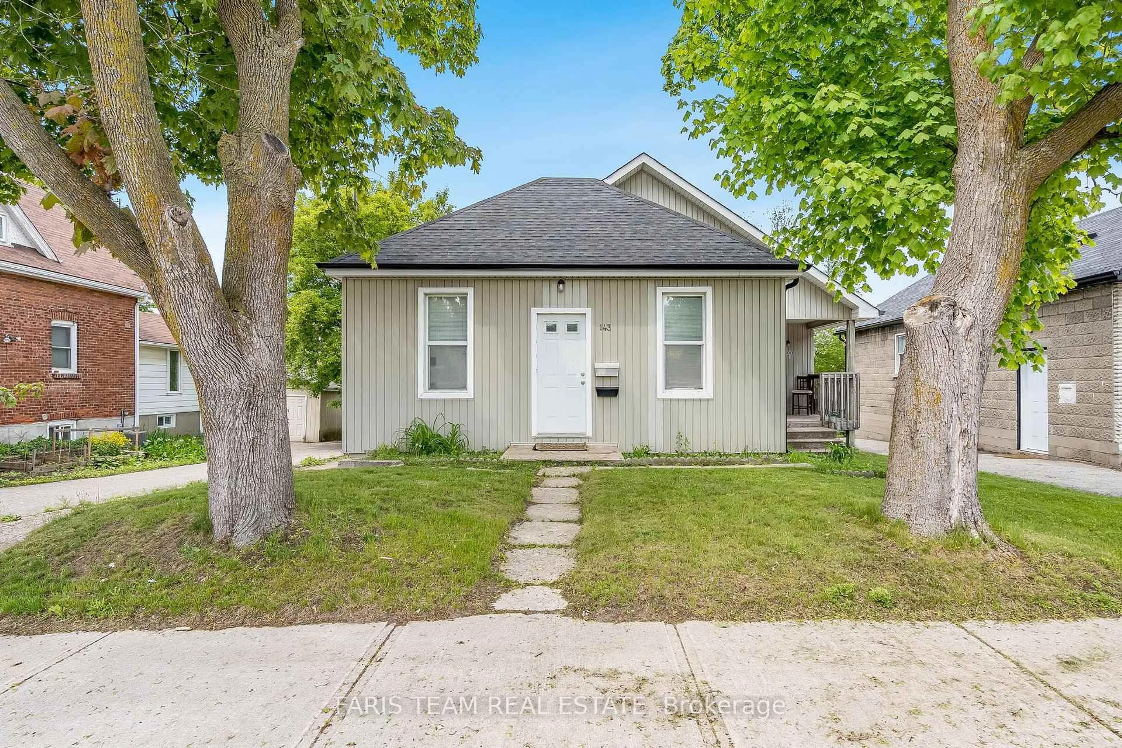 A pic from outside/outdoor area/front of a property/back of a property/a pic from drone, street for 143 Burton Ave, Barrie Ontario L4N 2R9
