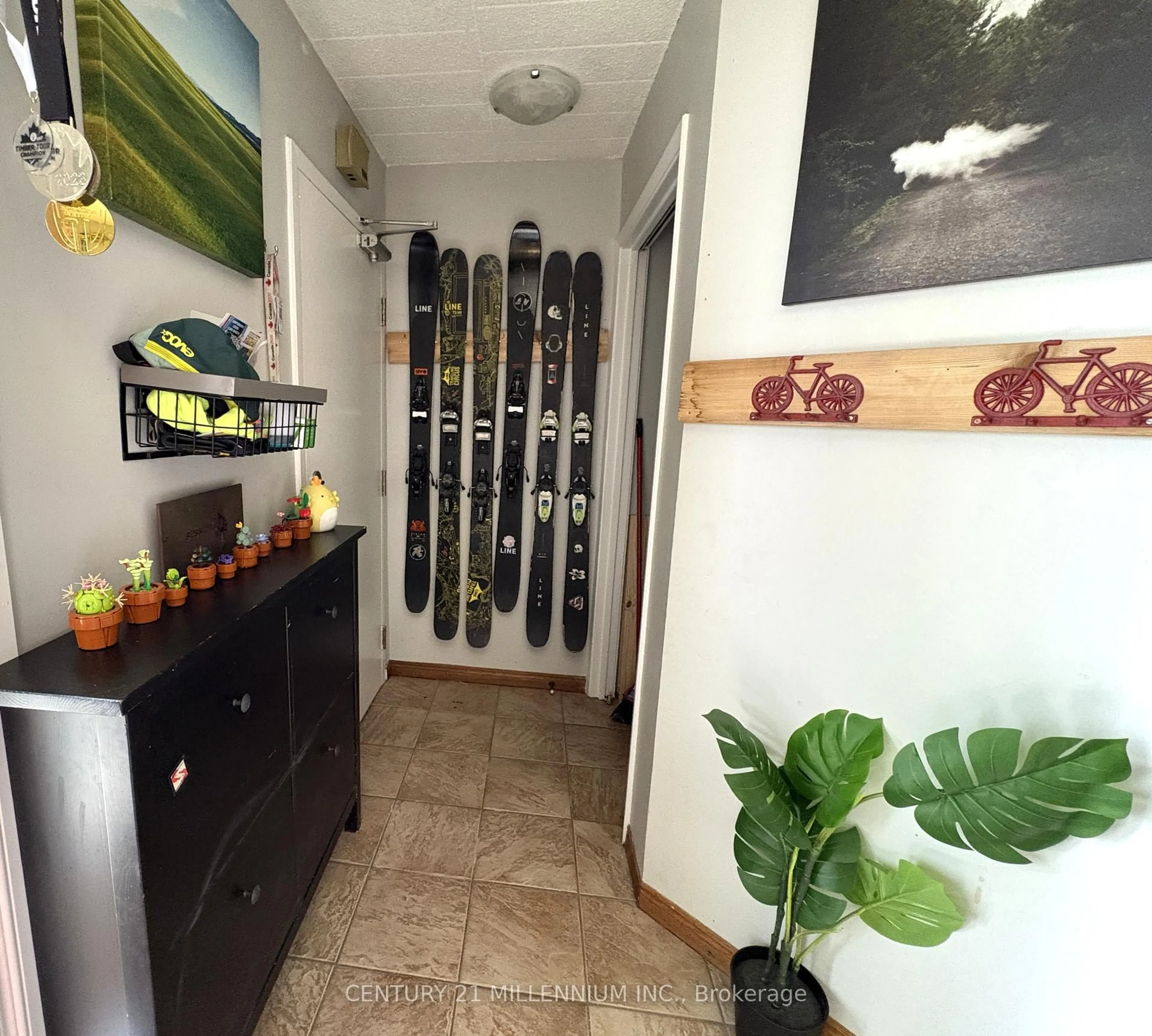 Indoor entryway for 1102 Horseshoe Valley Rd #114, Oro-Medonte Ontario L4M 4Y8