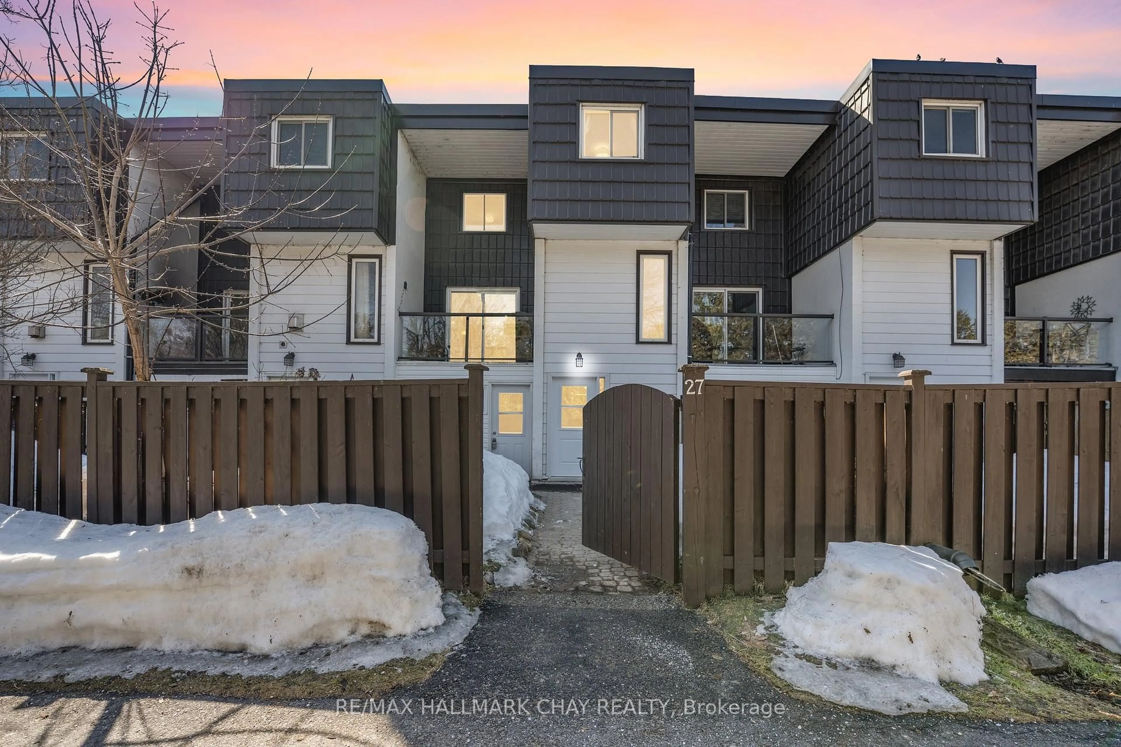 A pic from outside/outdoor area/front of a property/back of a property/a pic from drone, street for 40 VICTORIA Cres #27, Orillia Ontario L3V 6N6