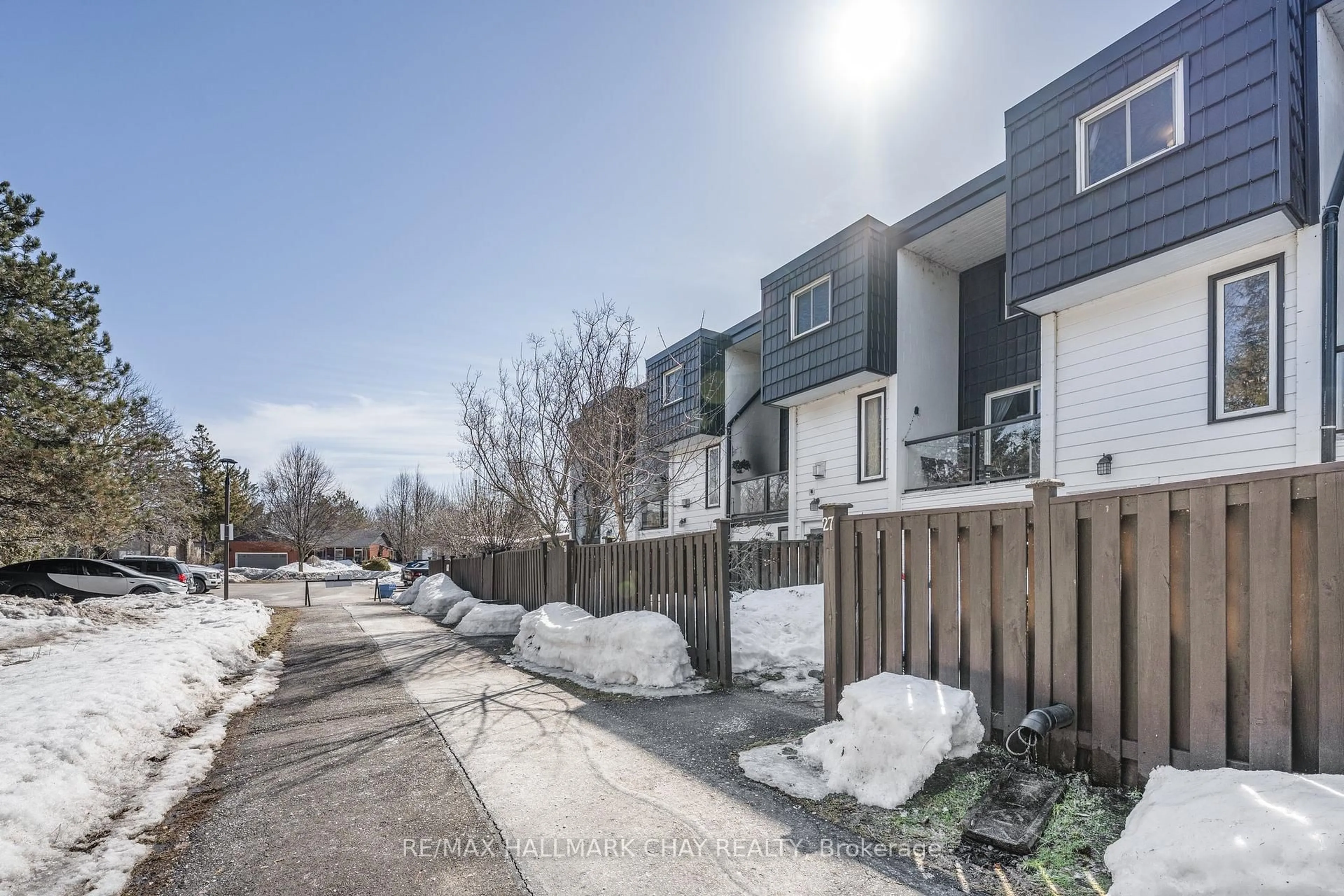 A pic from outside/outdoor area/front of a property/back of a property/a pic from drone, unknown for 40 VICTORIA Cres #27, Orillia Ontario L3V 6N6