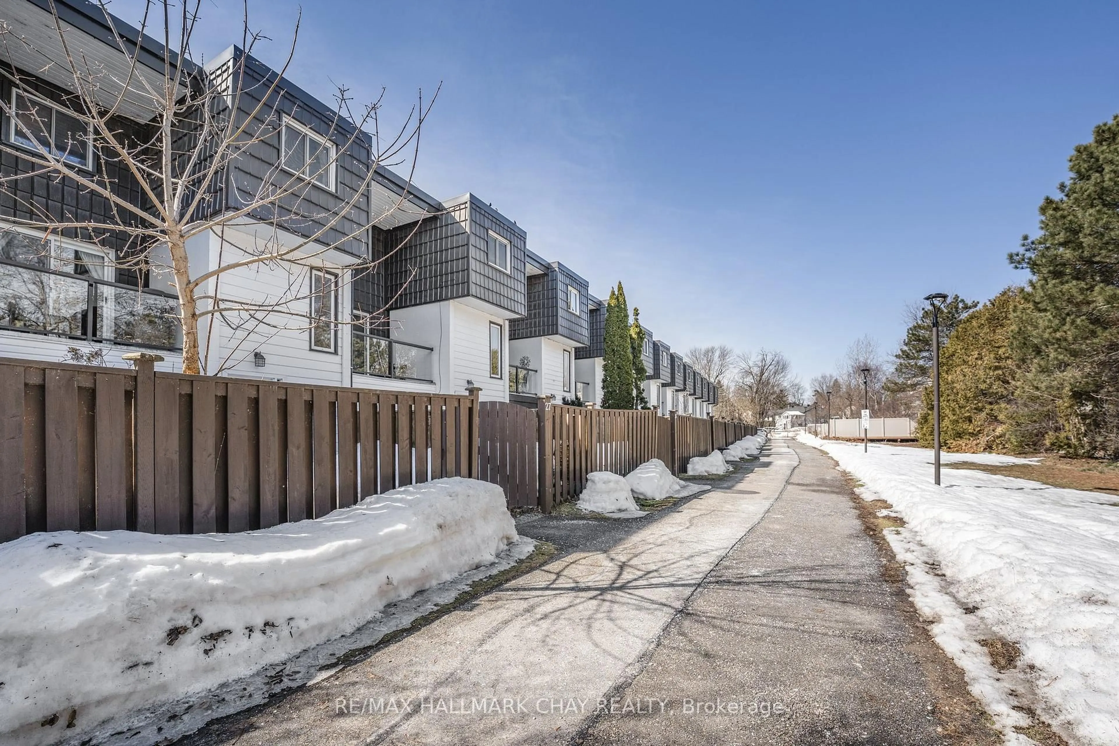 Patio, street for 40 VICTORIA Cres #27, Orillia Ontario L3V 6N6