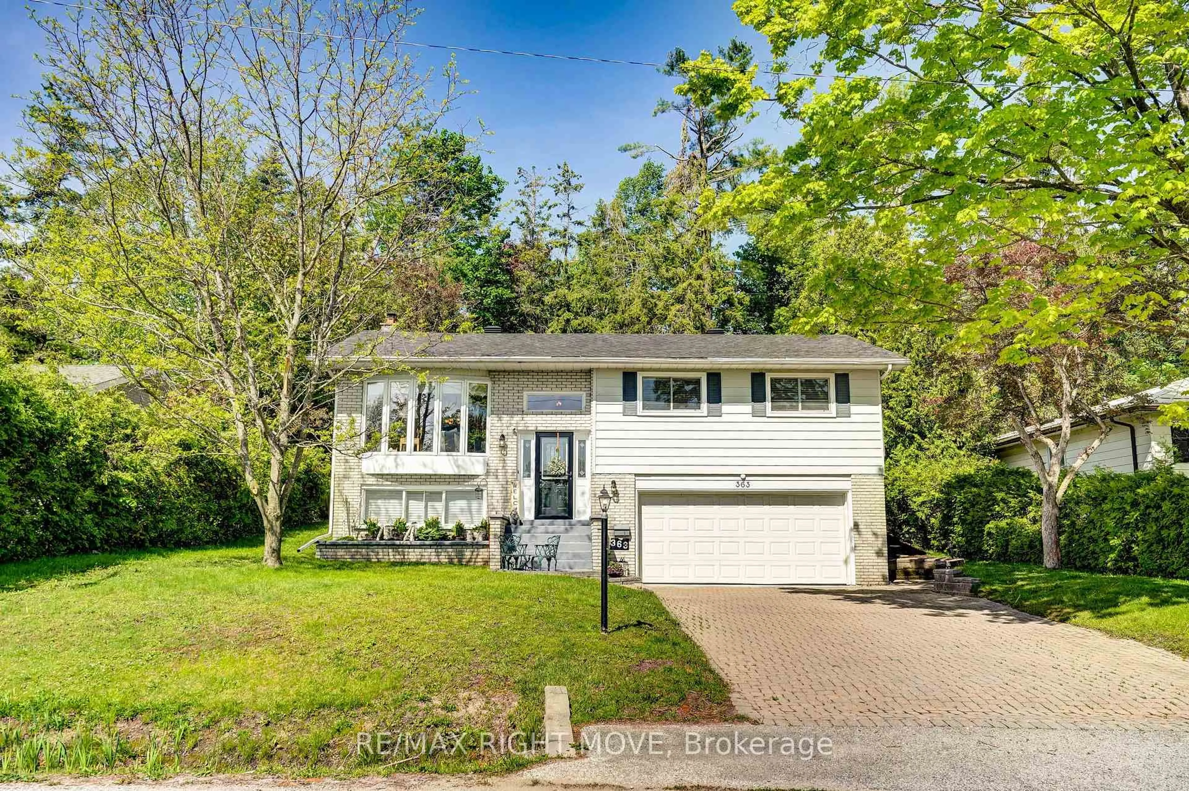 Home with vinyl exterior material, street for 363 TALLWOOD Dr, Orillia Ontario L3V 2H1