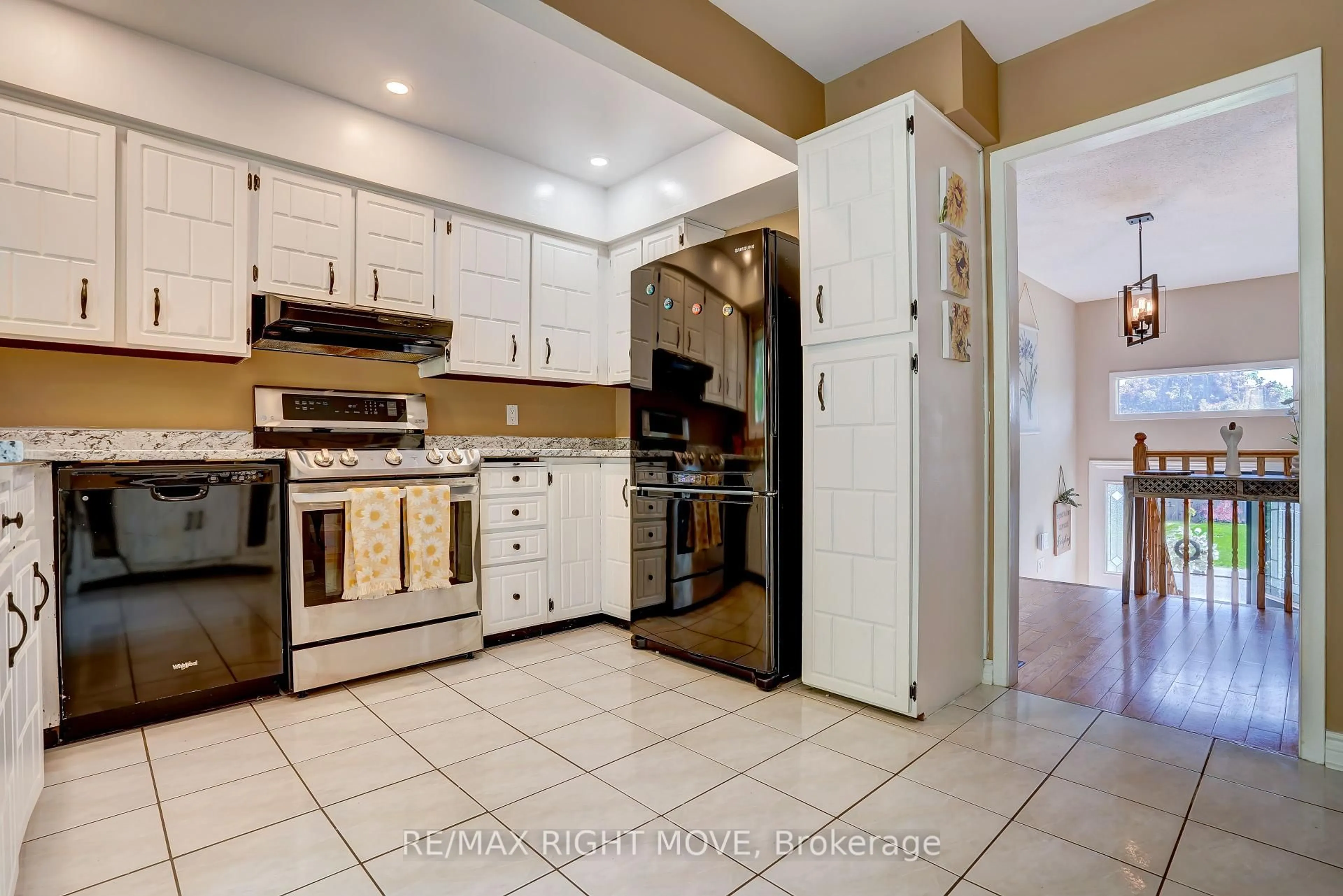 Standard kitchen, ceramic/tile floor for 363 TALLWOOD Dr, Orillia Ontario L3V 2H1