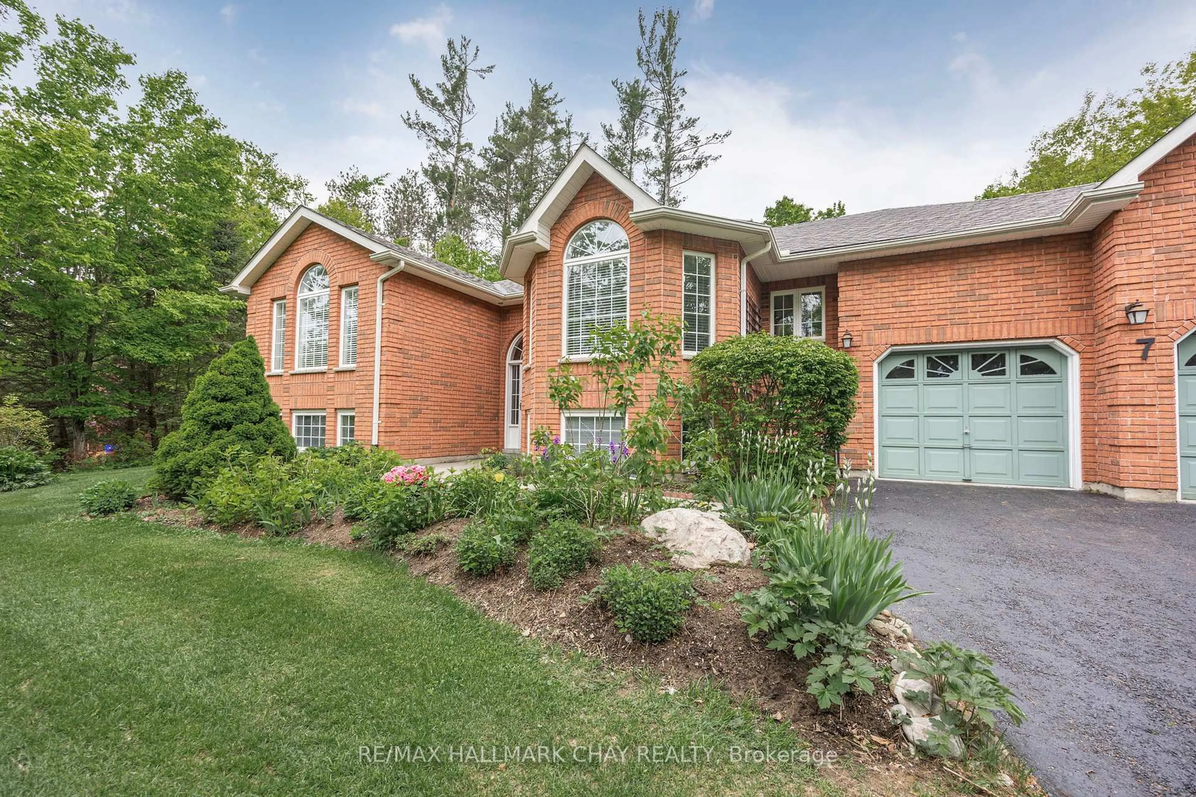 Home with brick exterior material, street for 7 Pineview Dr, Oro-Medonte Ontario L0L 2L0
