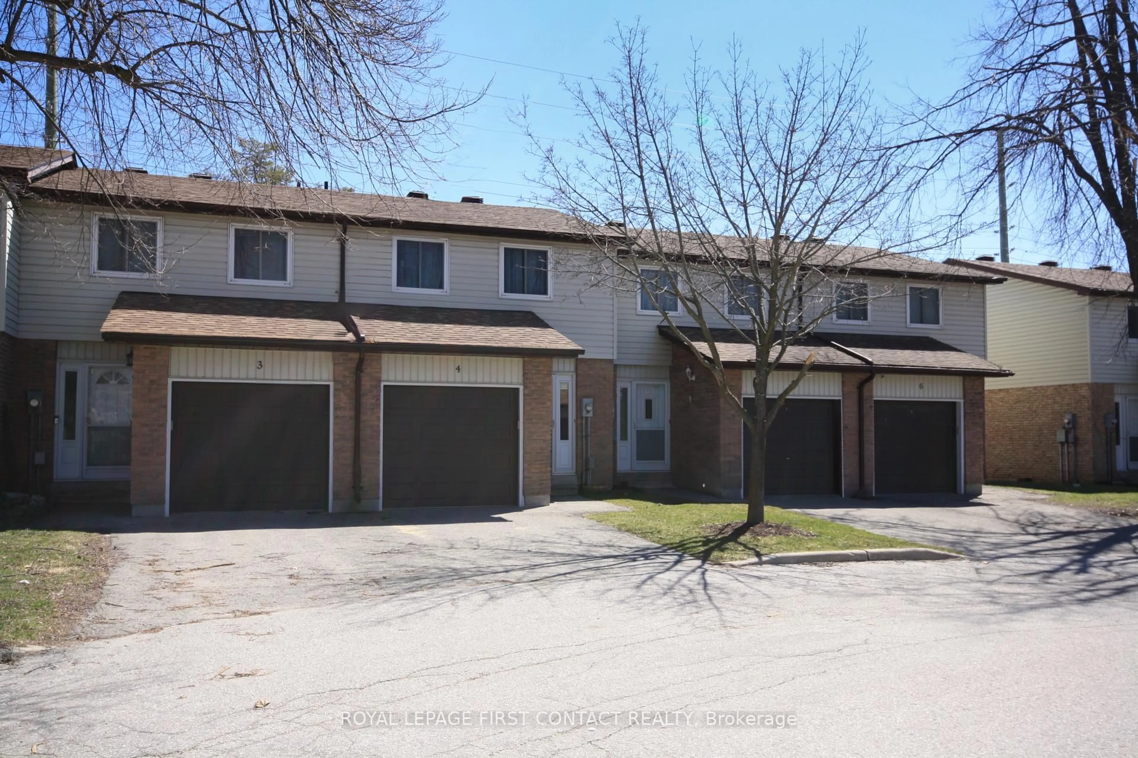 A pic from outside/outdoor area/front of a property/back of a property/a pic from drone, street for 261 Rose St #4, Barrie Ontario L4M 2V3