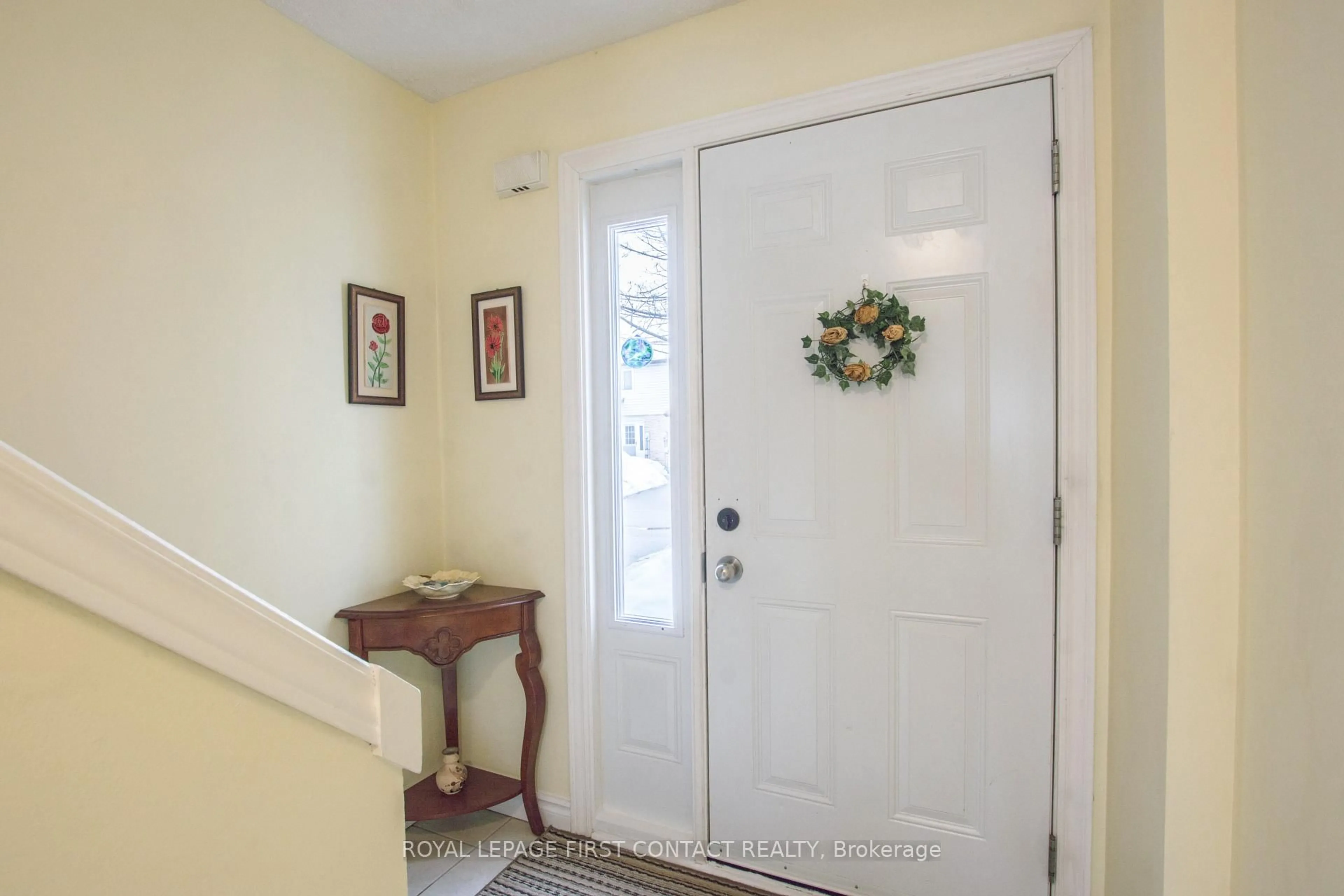 Indoor entryway for 261 Rose St #4, Barrie Ontario L4M 2V3