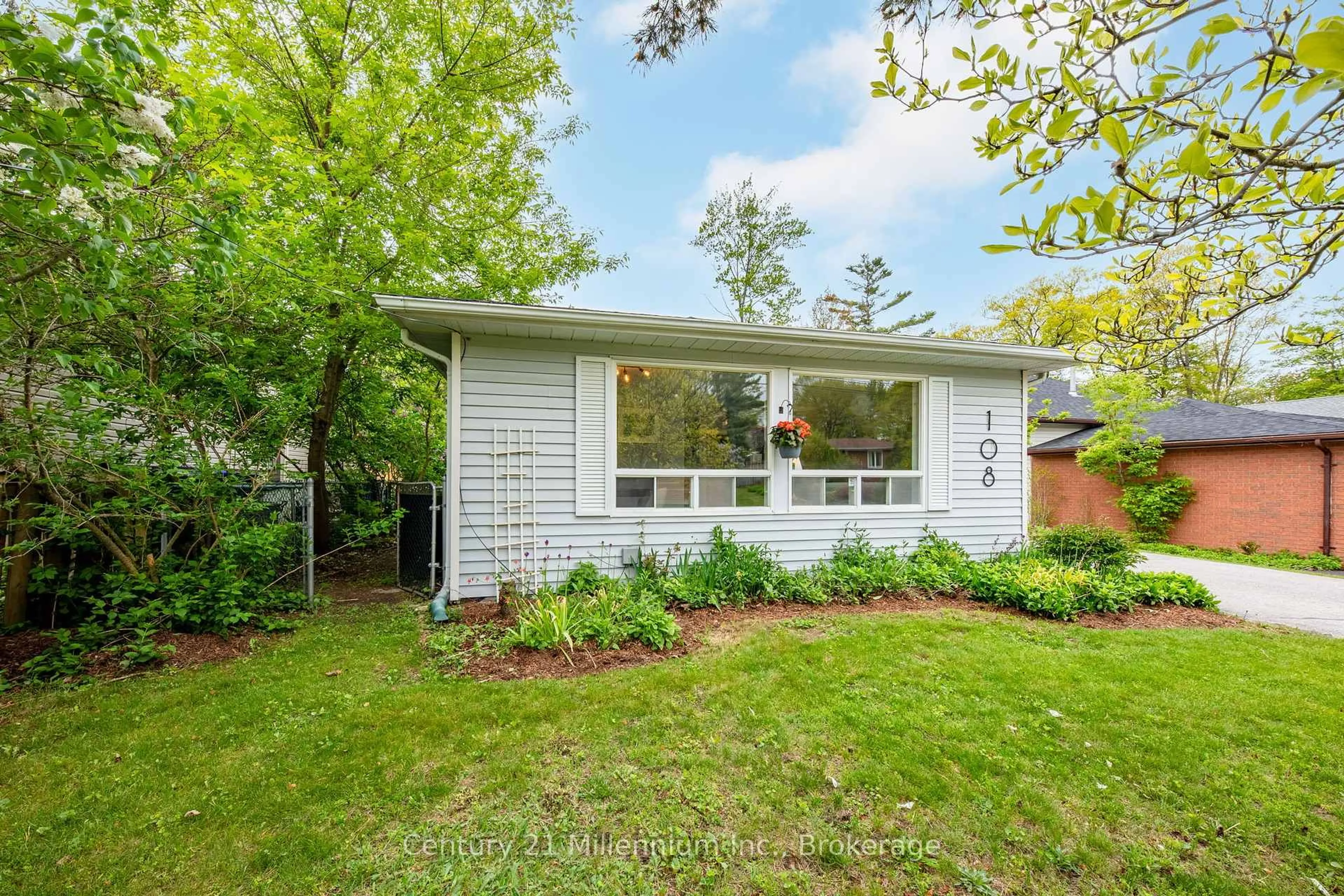 Home with vinyl exterior material, street for 108 Ansley Rd, Wasaga Beach Ontario L9Z 2N5