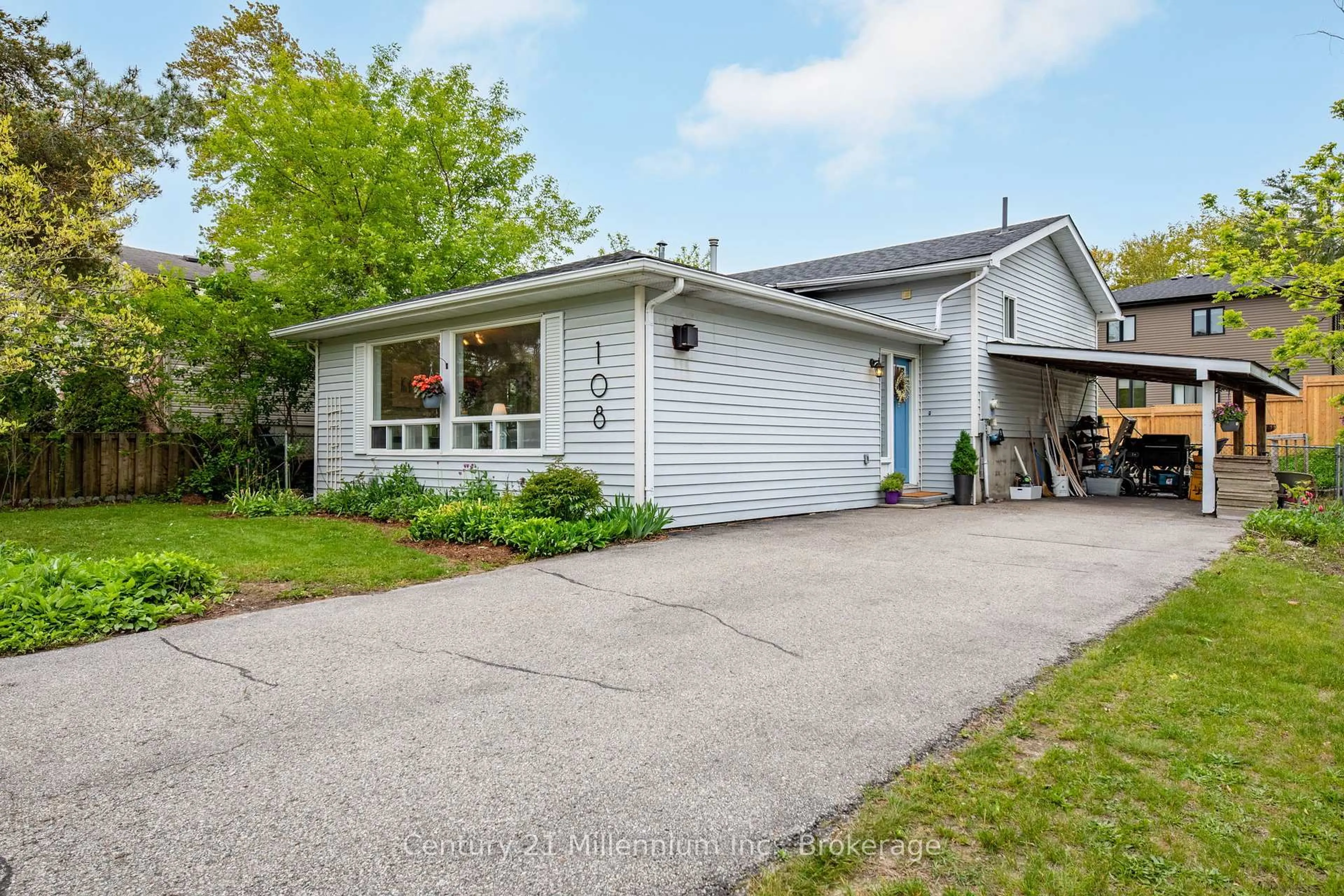 Home with vinyl exterior material, street for 108 Ansley Rd, Wasaga Beach Ontario L9Z 2N5