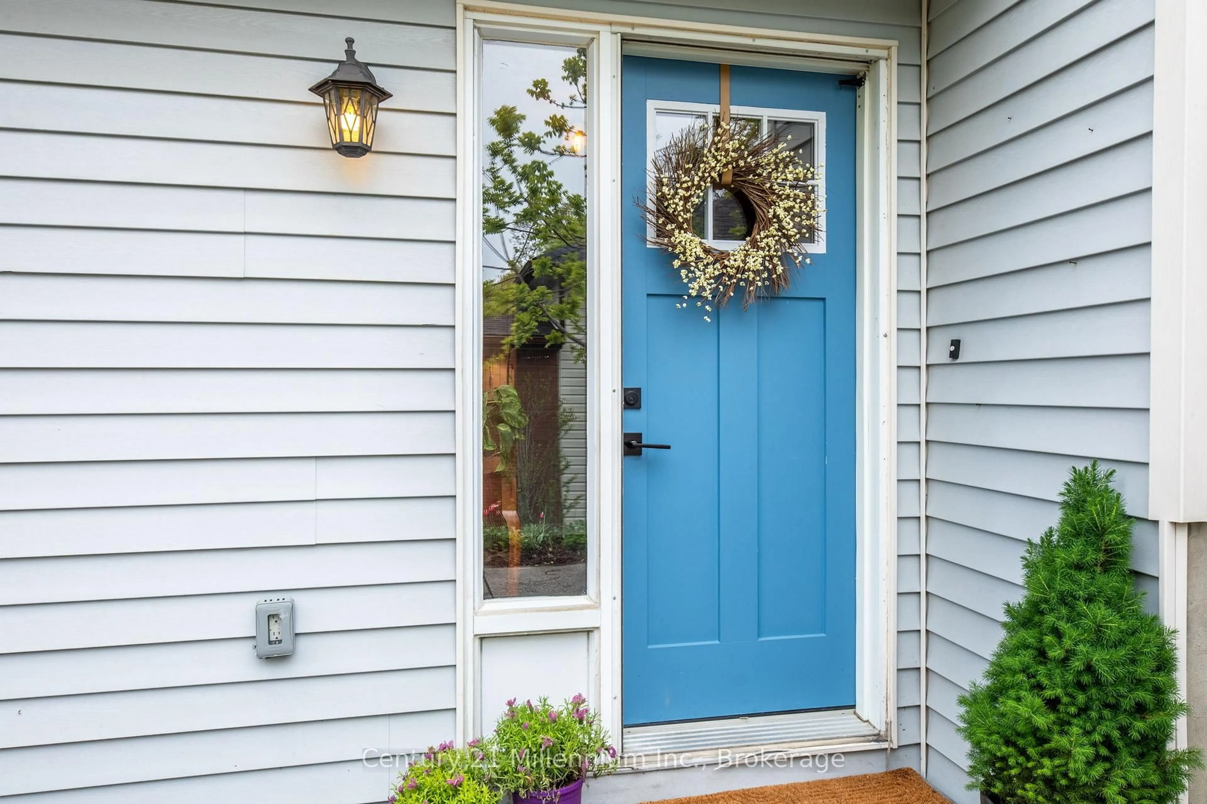 Indoor entryway for 108 Ansley Rd, Wasaga Beach Ontario L9Z 2N5