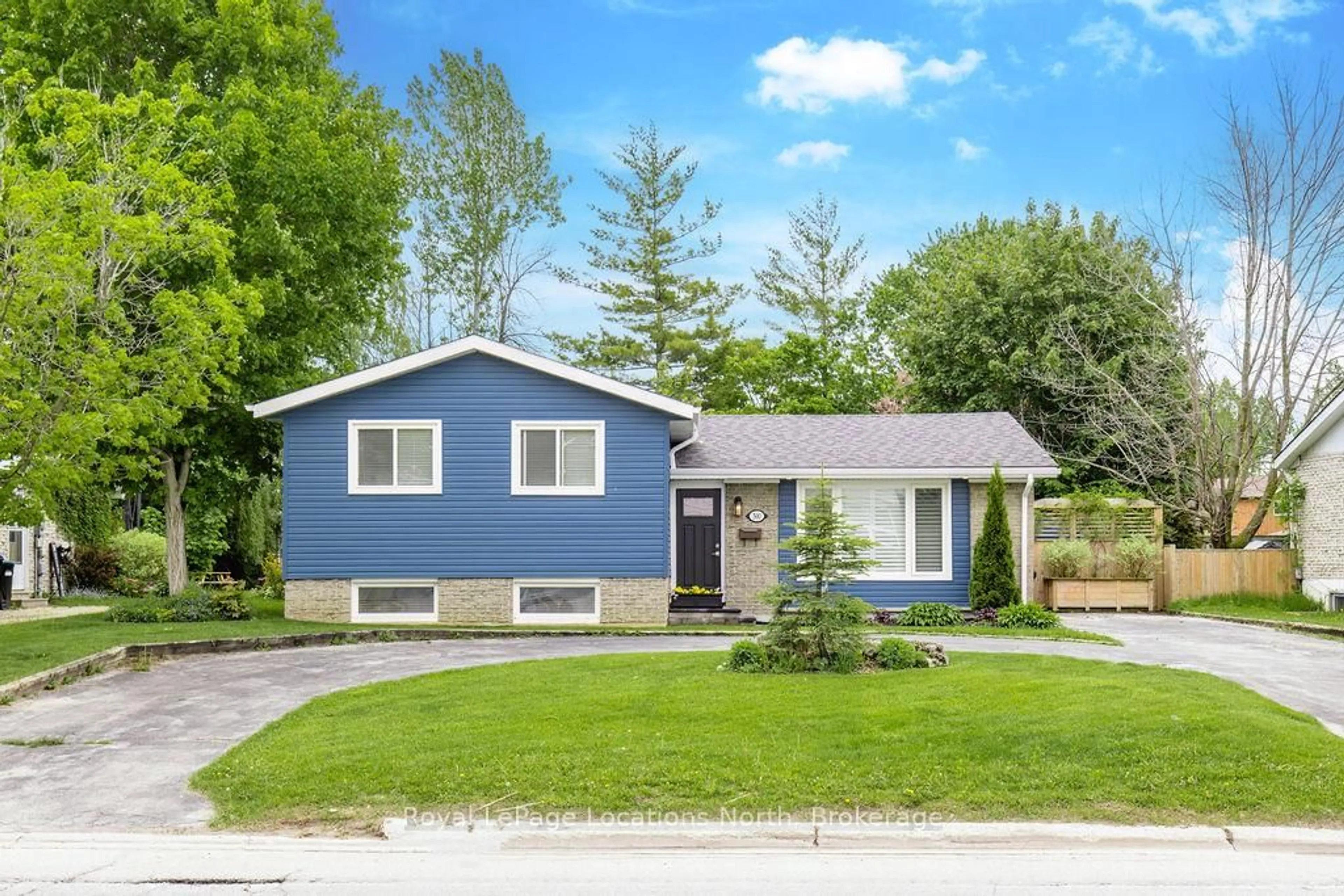 Home with vinyl exterior material, street for 500 SIXTH St, Collingwood Ontario L9Y 1Z9