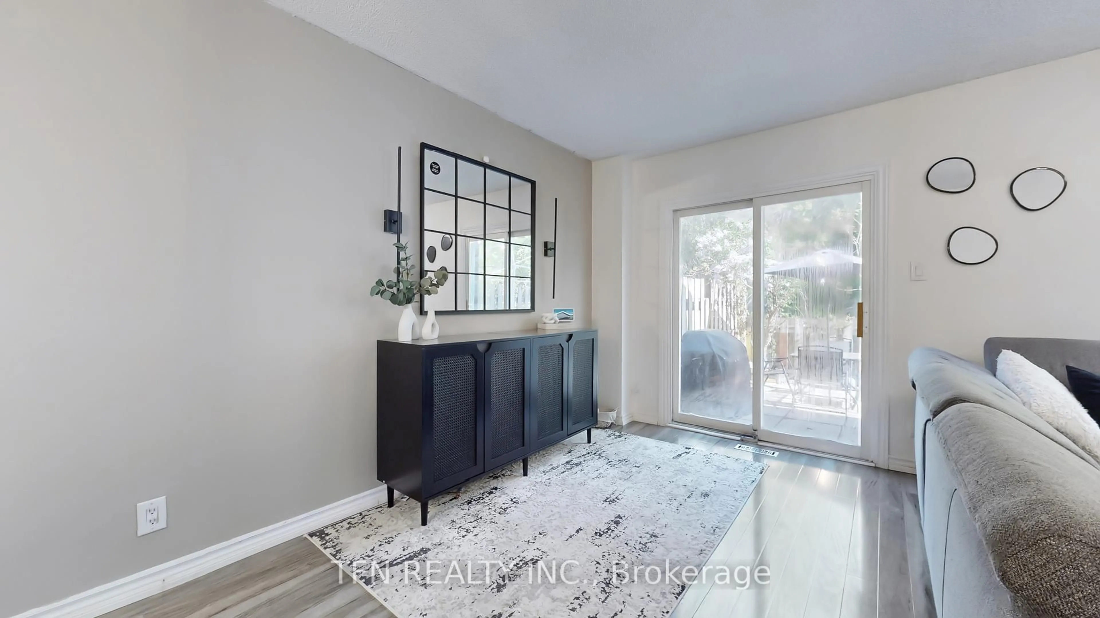 Indoor entryway for 52 Adelaide St #32, Barrie Ontario L4N 3T5