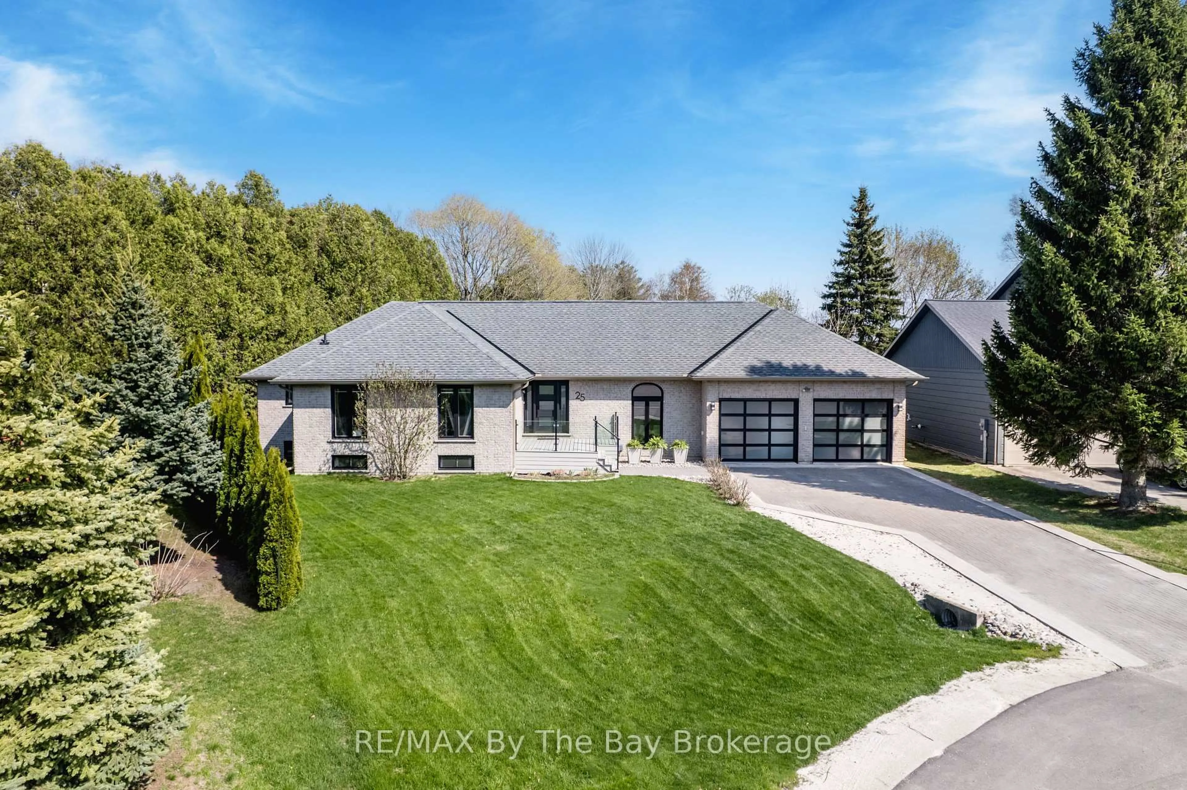 A pic from outside/outdoor area/front of a property/back of a property/a pic from drone, street for 25 Britton Crt, Wasaga Beach Ontario L9Z 1C1