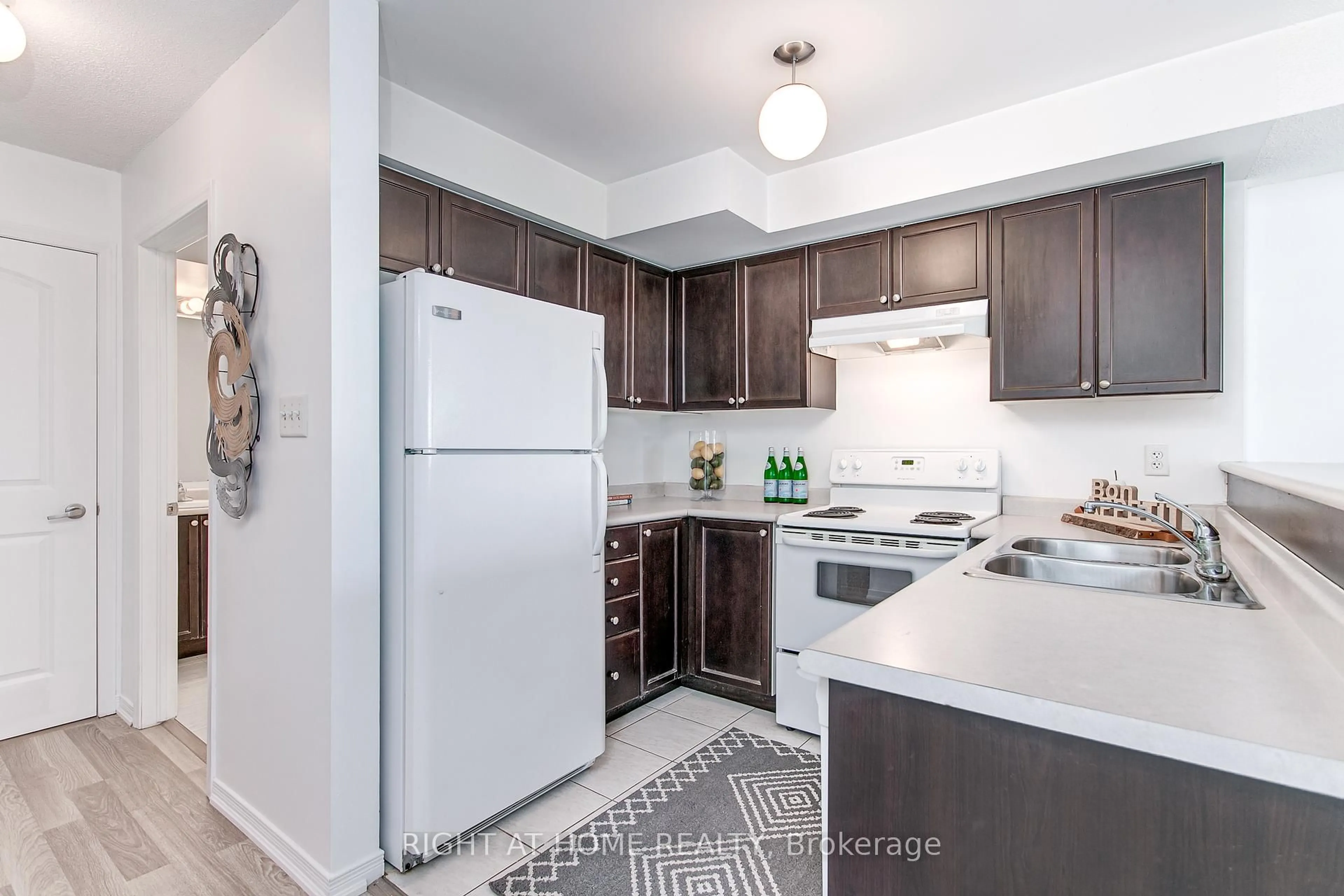 Standard kitchen, unknown for 17 Cheltenham Rd #5, Barrie Ontario L4M 0E7