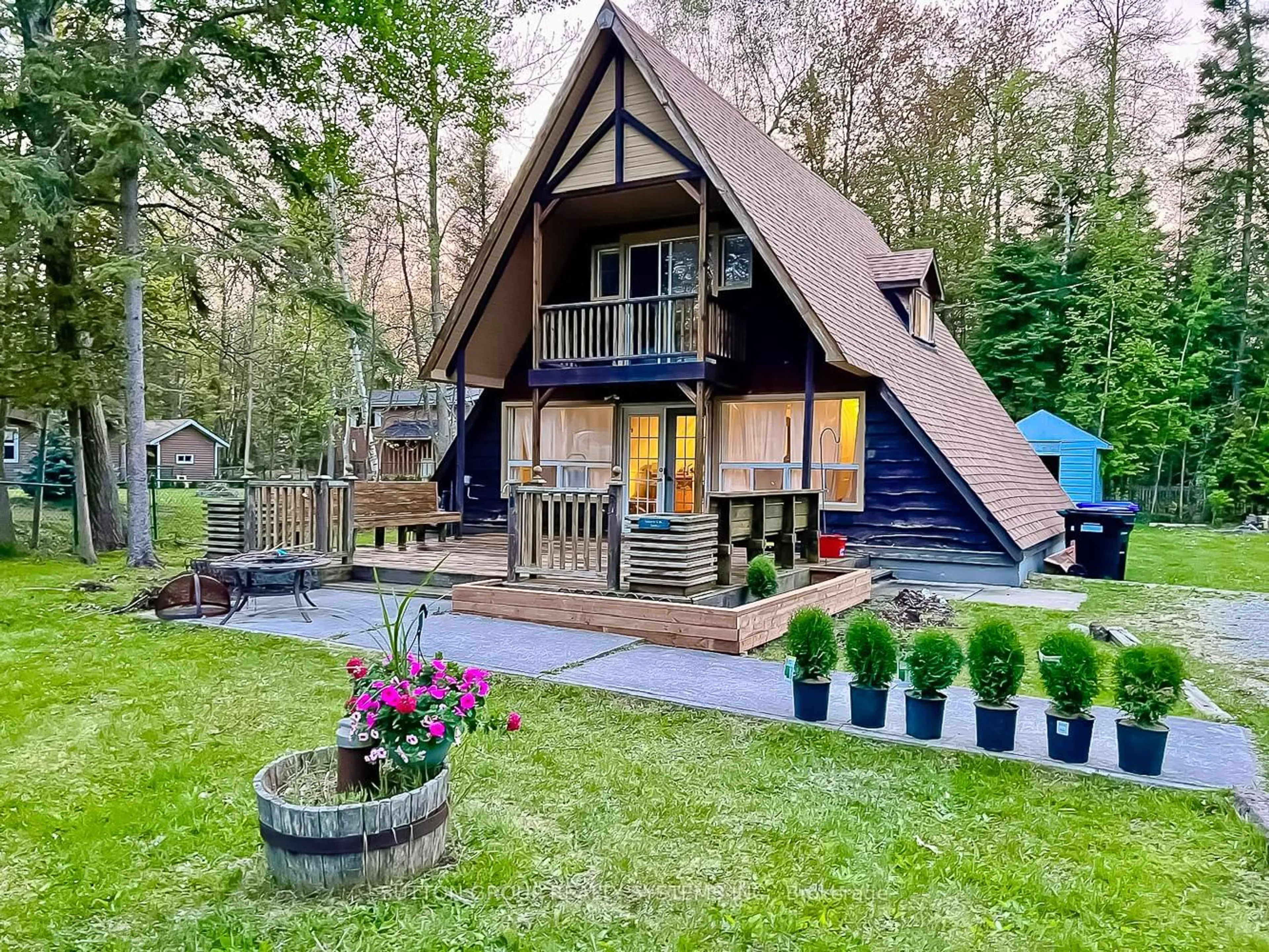 A pic from outside/outdoor area/front of a property/back of a property/a pic from drone, unknown for 1670 Mosley St, Wasaga Beach Ontario L9Z 2A1