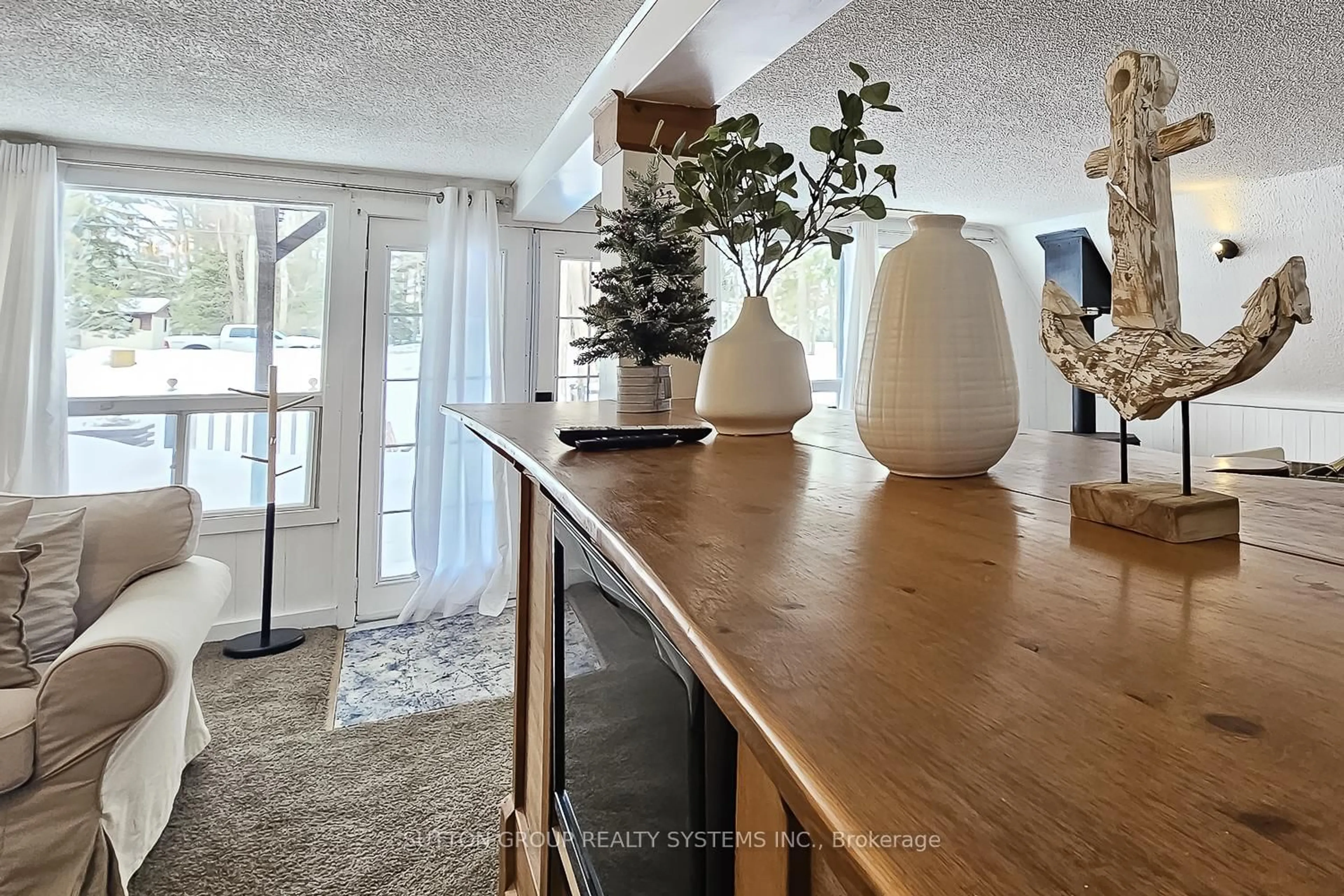 Indoor entryway for 1670 Mosley St, Wasaga Beach Ontario L9Z 2A1