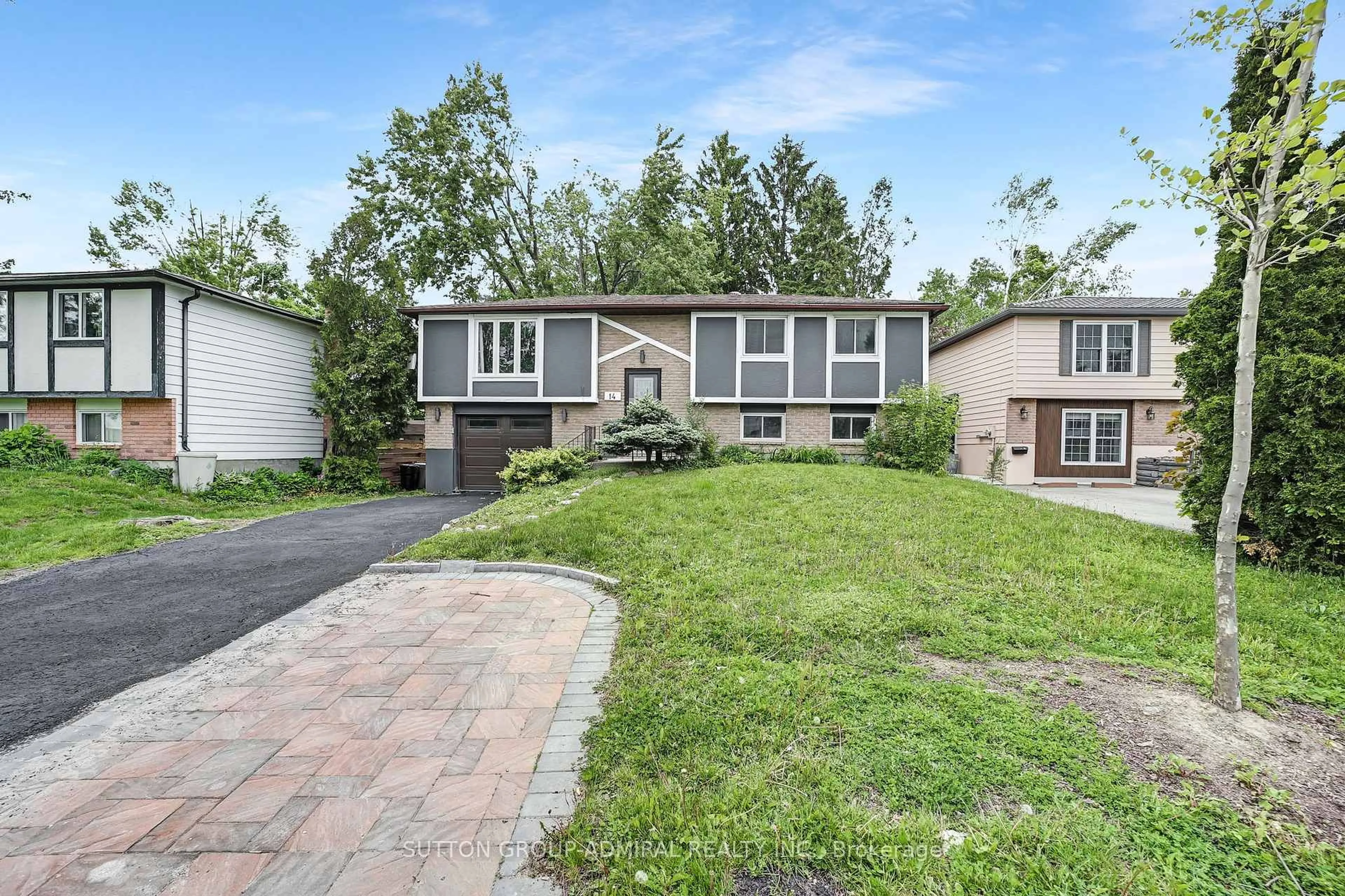 Home with vinyl exterior material, street for 14 Chippawa Crt, Barrie Ontario L4M 5N8