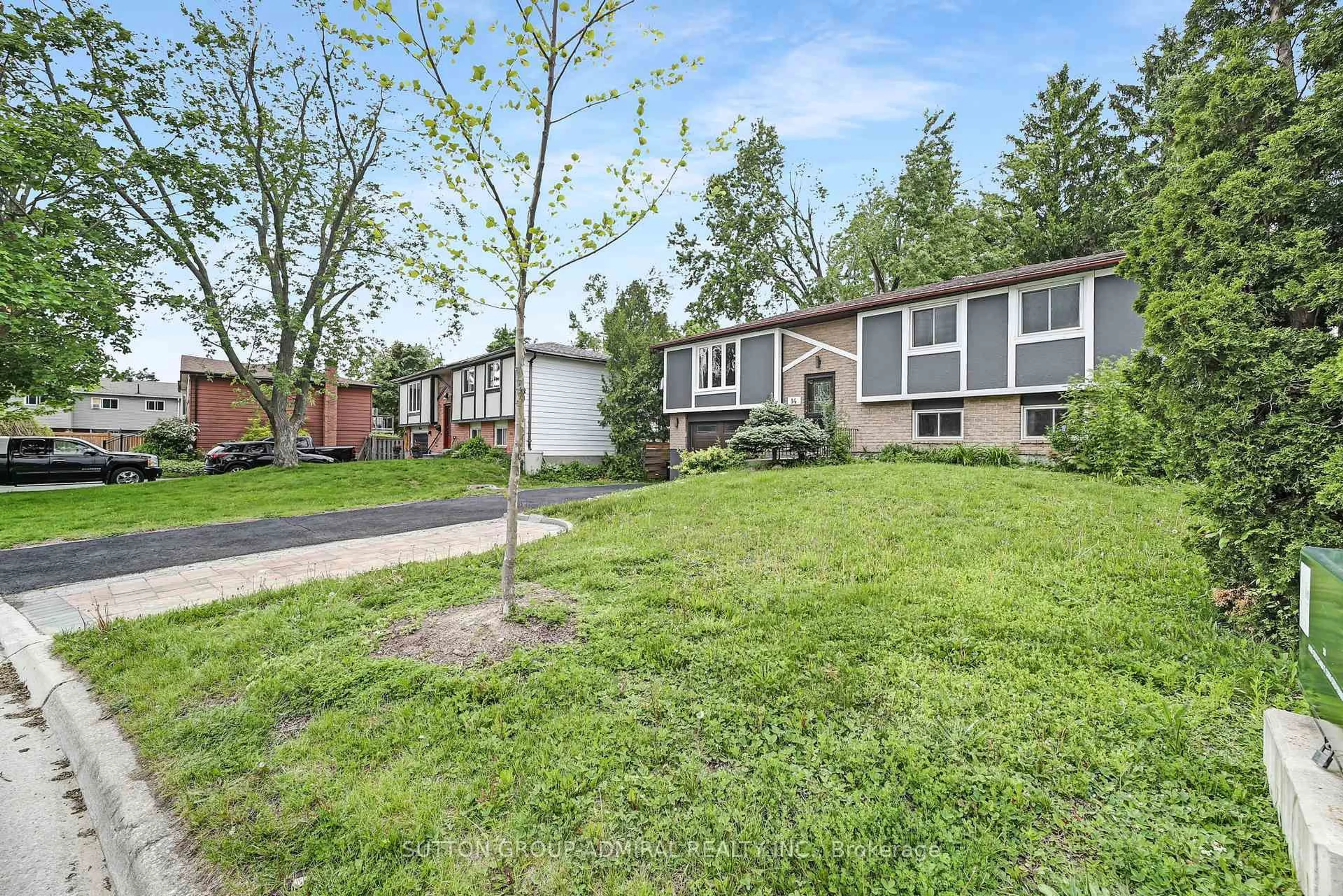 Home with vinyl exterior material, street for 14 Chippawa Crt, Barrie Ontario L4M 5N8