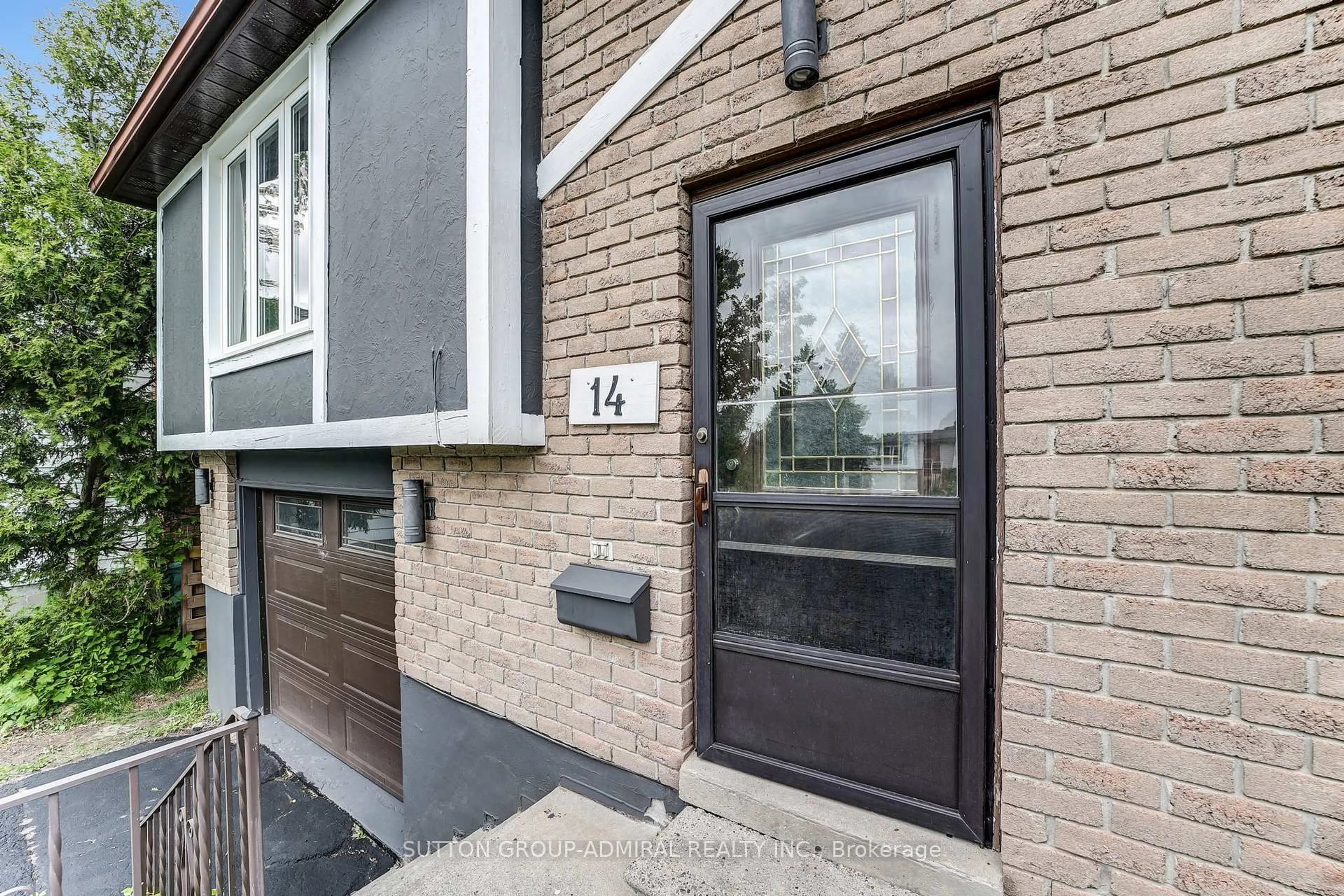 Home with brick exterior material, street for 14 Chippawa Crt, Barrie Ontario L4M 5N8