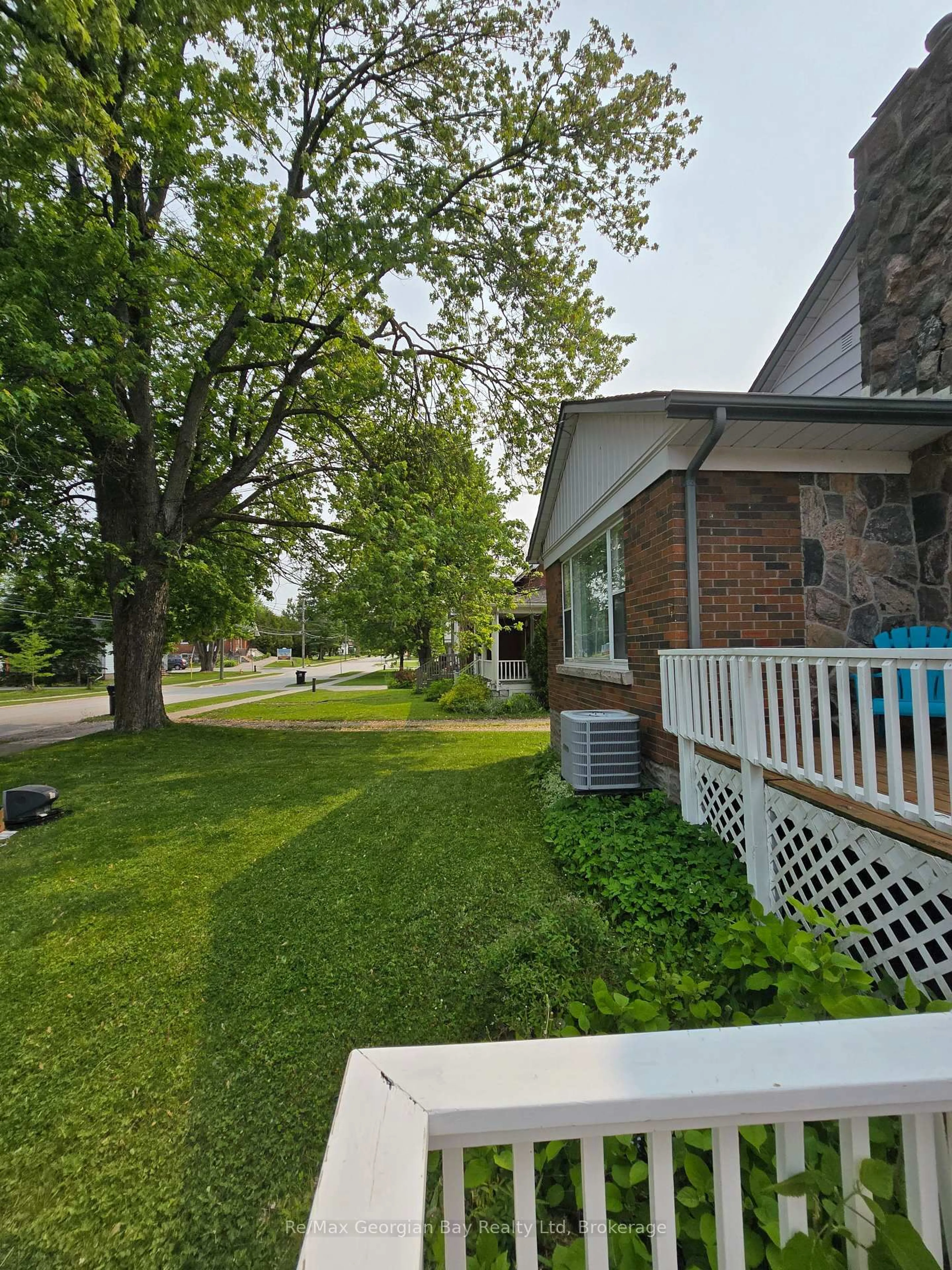 A pic from outside/outdoor area/front of a property/back of a property/a pic from drone, unknown for 25 GRAY St, Severn Ontario L0K 1E0