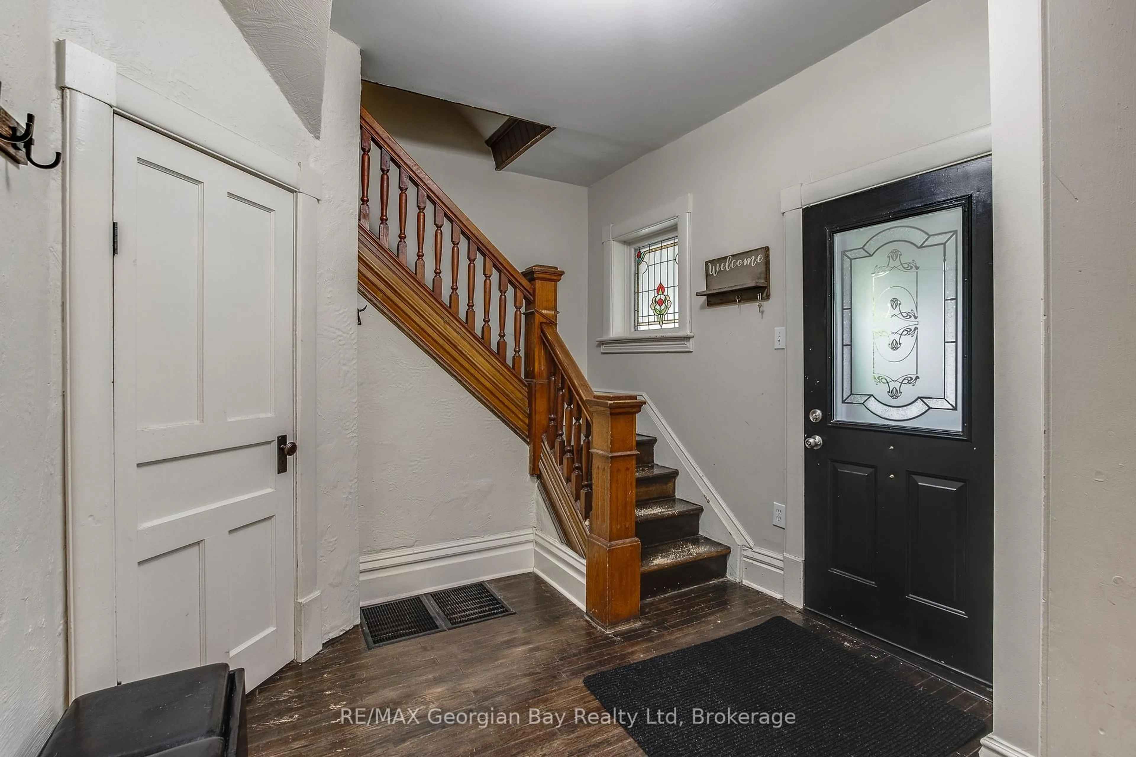 Indoor entryway for 714 6TH Ave, Tay Ontario L0K 1R0