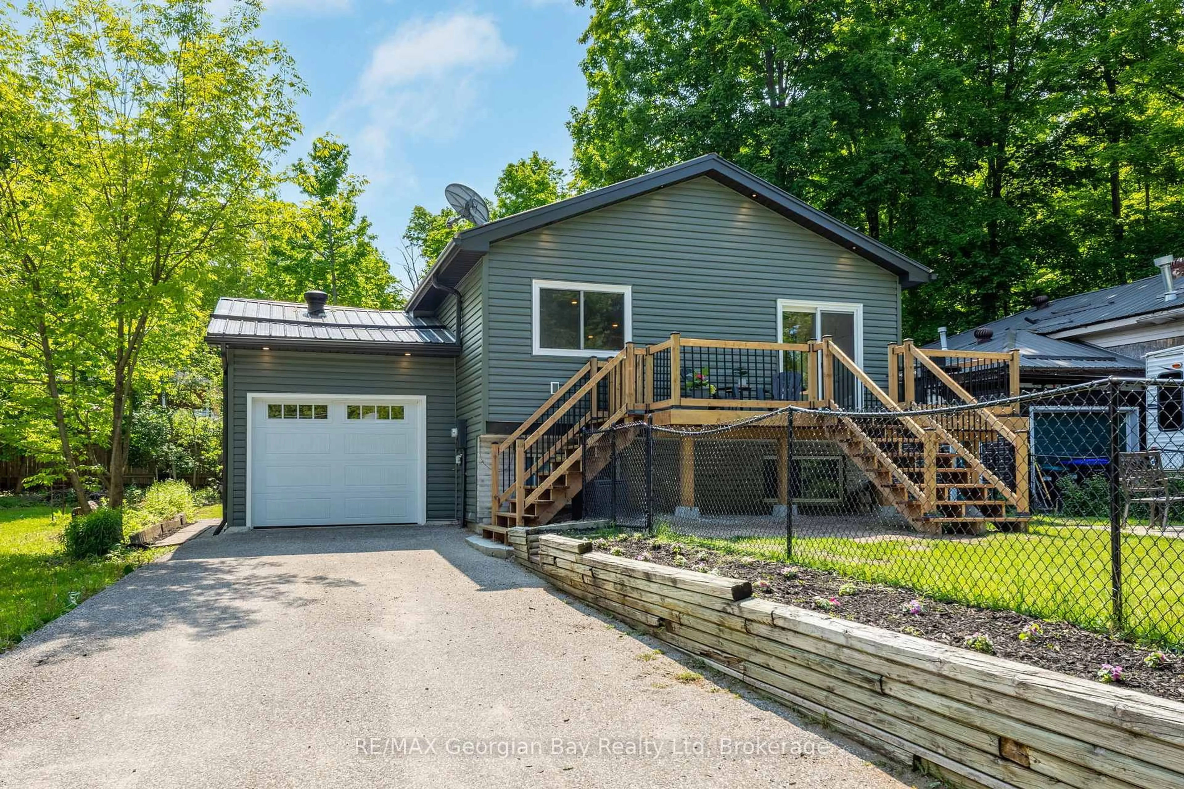Home with vinyl exterior material, unknown for 86 MCARTHUR Dr, Penetanguishene Ontario L9M 1W9