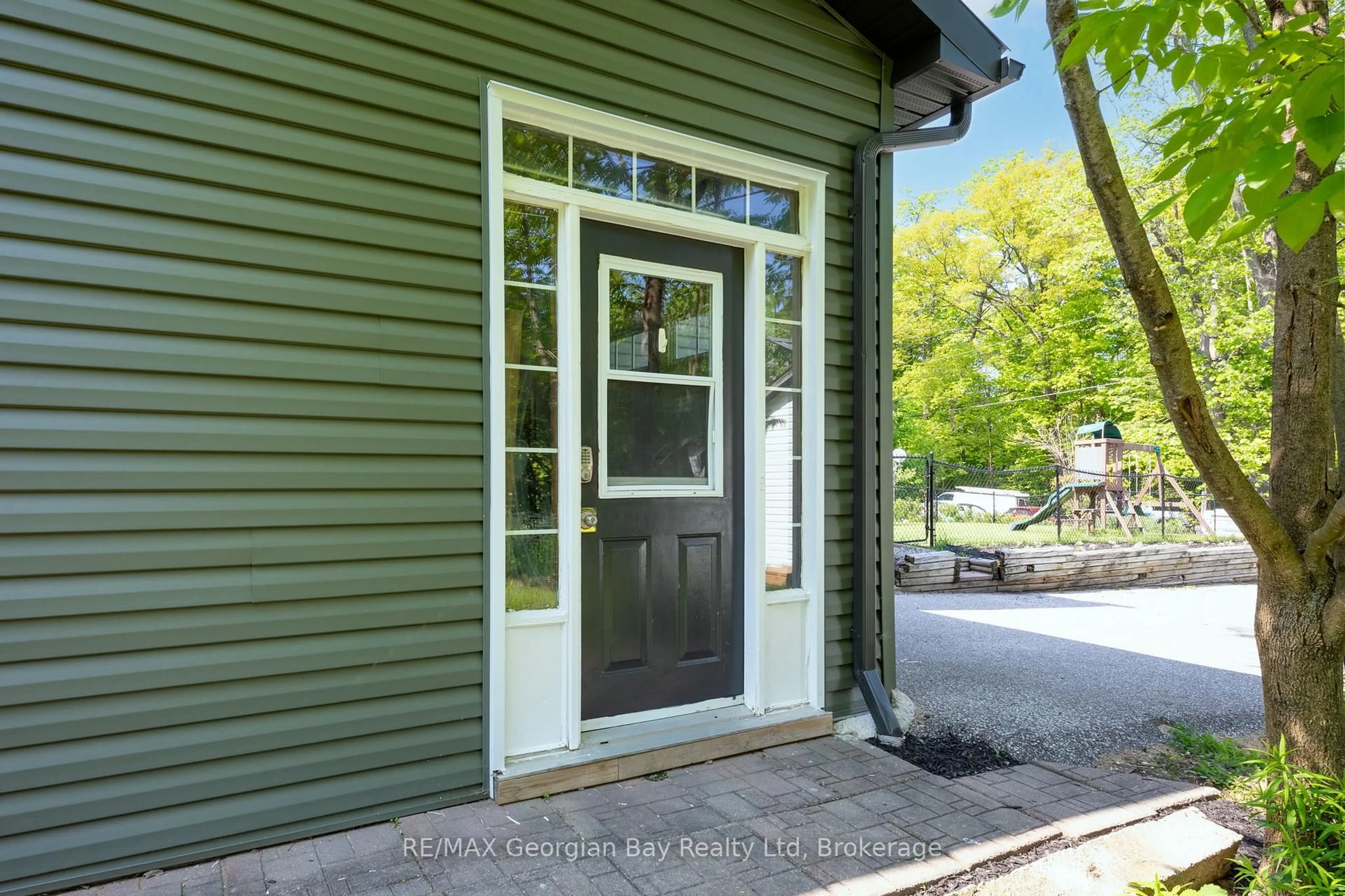 Indoor entryway for 86 MCARTHUR Dr, Penetanguishene Ontario L9M 1W9