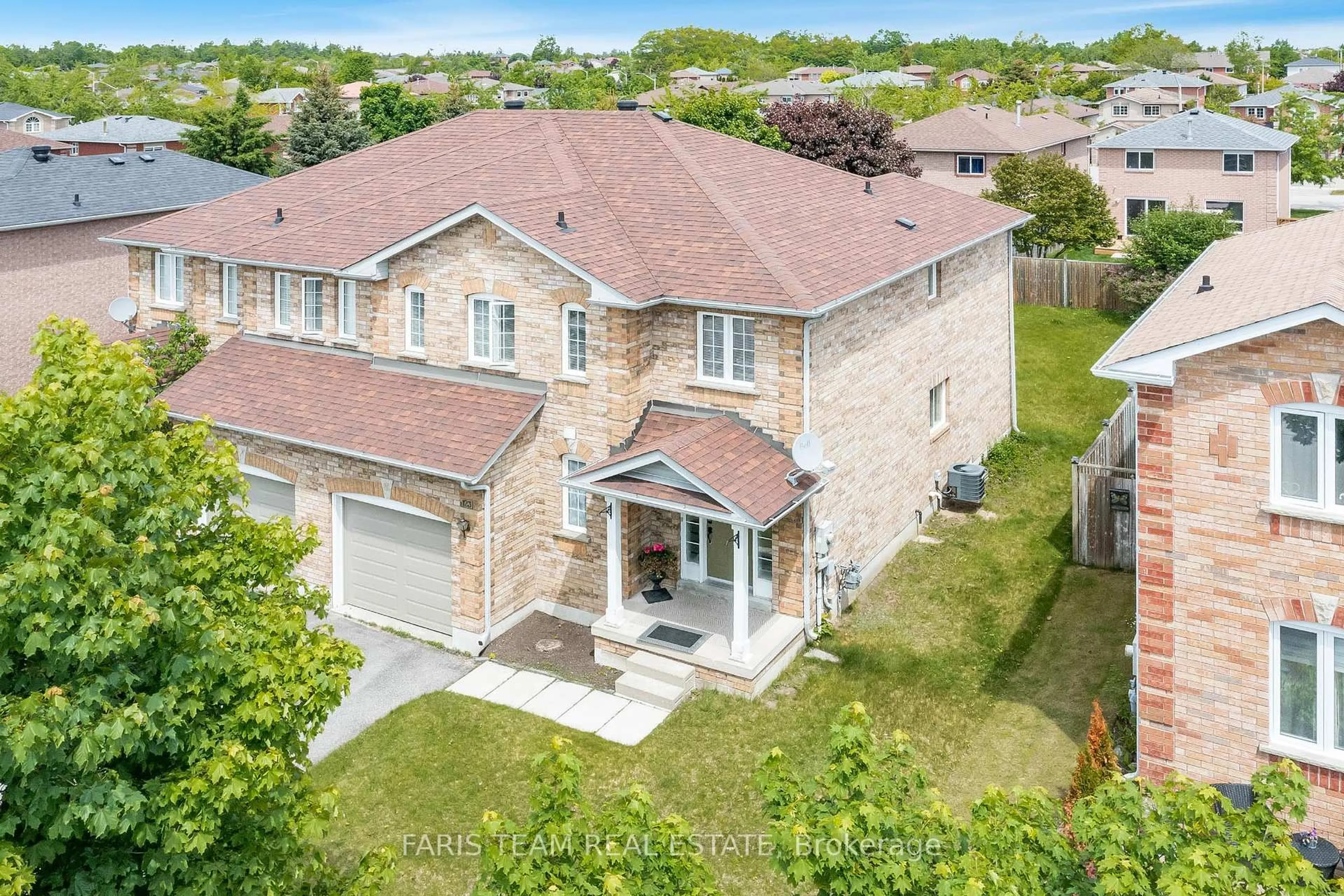 A pic from outside/outdoor area/front of a property/back of a property/a pic from drone, street for 123 Holly Meadow Rd, Barrie Ontario L4N 9Z6