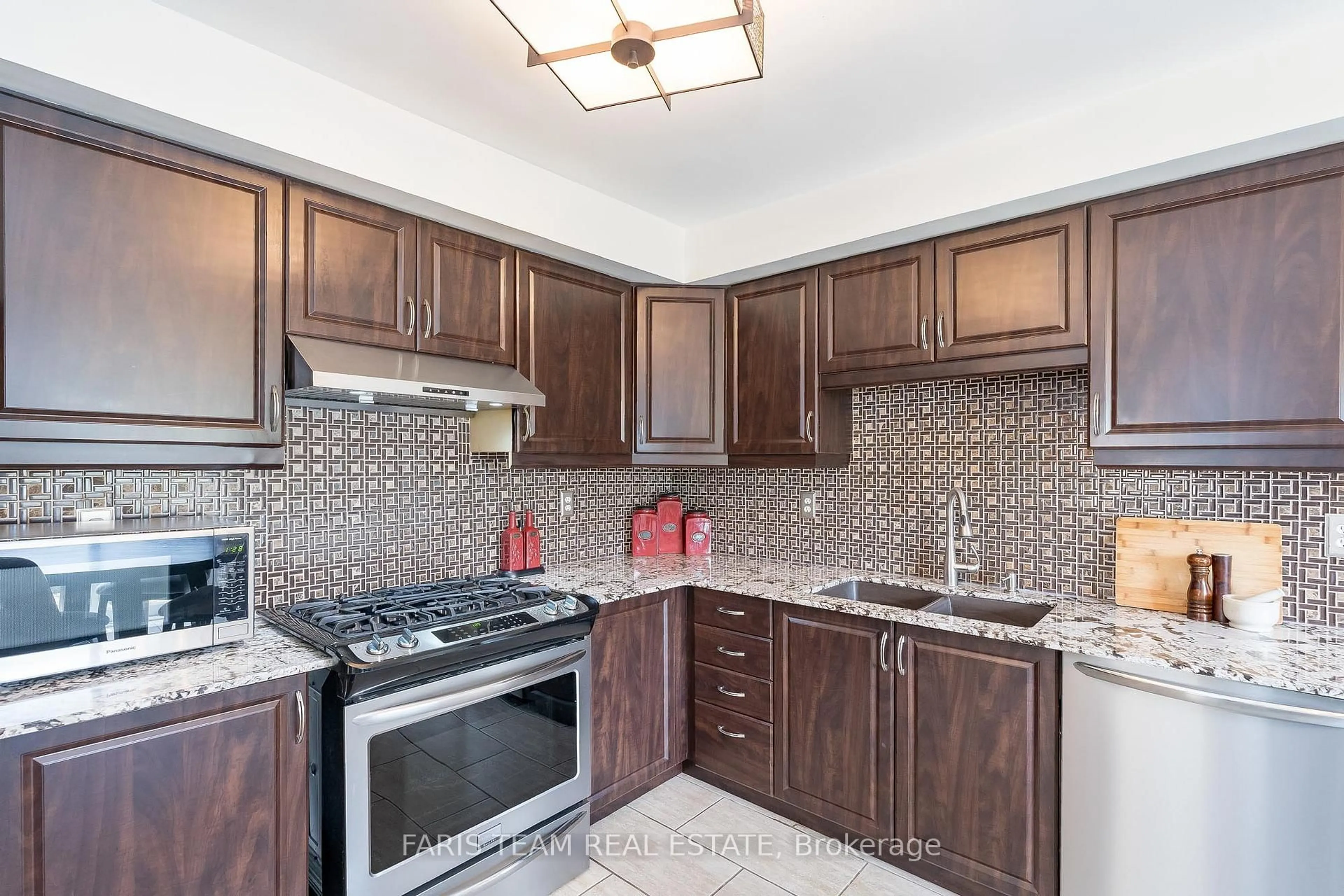 Standard kitchen, ceramic/tile floor for 123 Holly Meadow Rd, Barrie Ontario L4N 9Z6