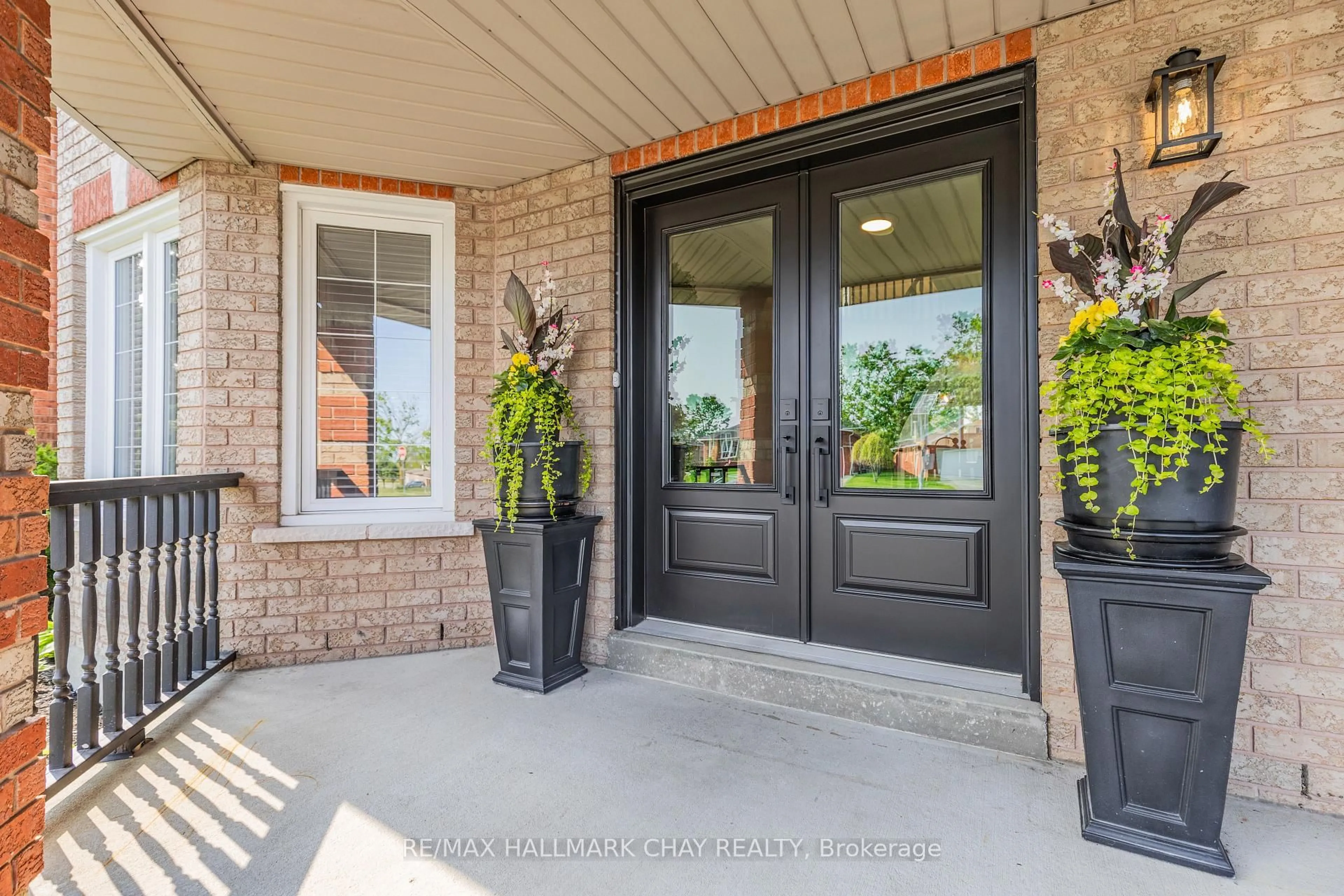 Indoor entryway for 351 Cundles Rd, Barrie Ontario L4N 7C8