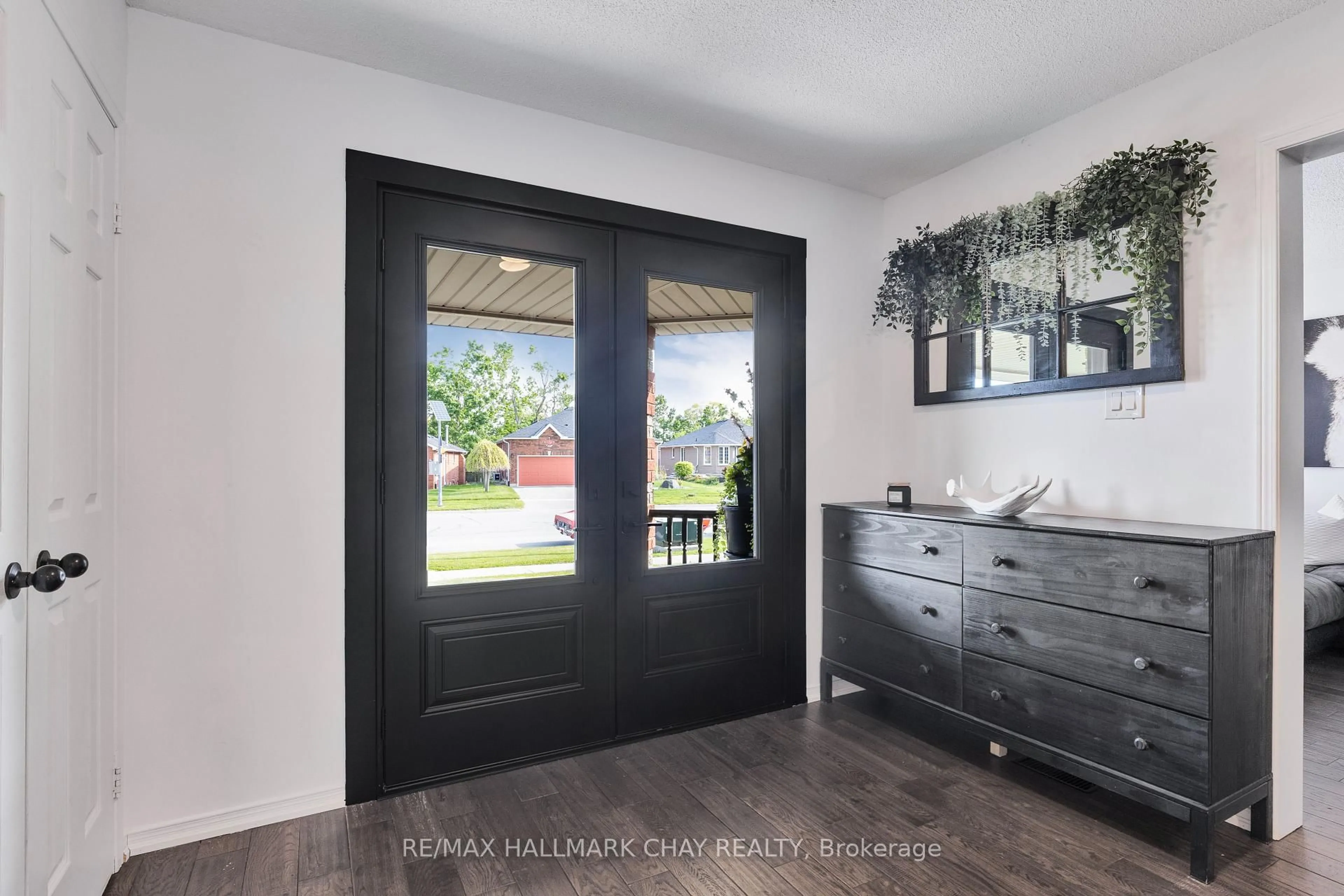 Indoor entryway for 351 Cundles Rd, Barrie Ontario L4N 7C8