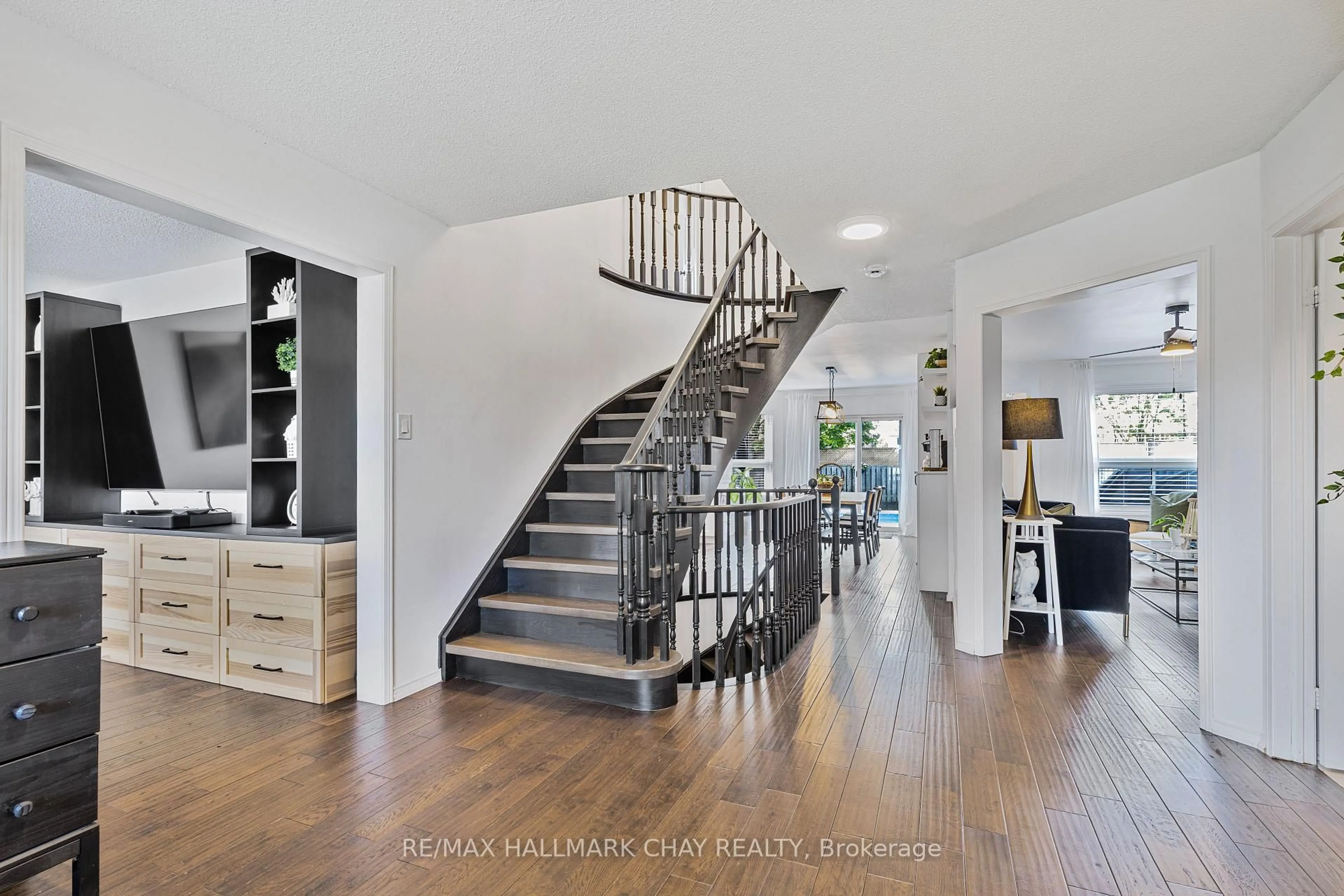 Indoor entryway for 351 Cundles Rd, Barrie Ontario L4N 7C8