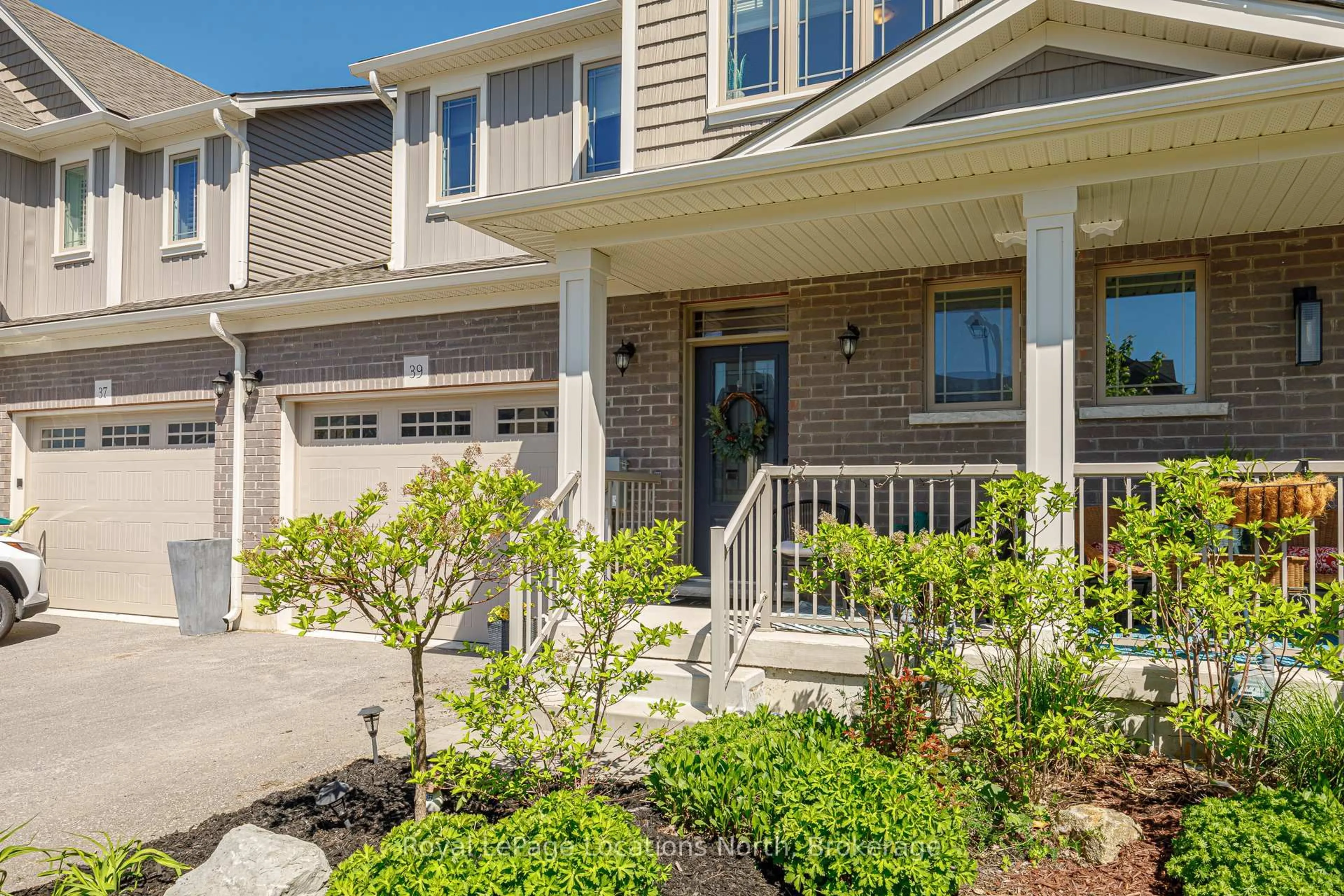 Home with vinyl exterior material, street for 39 George Zubek Dr, Collingwood Ontario L9Y 1M5