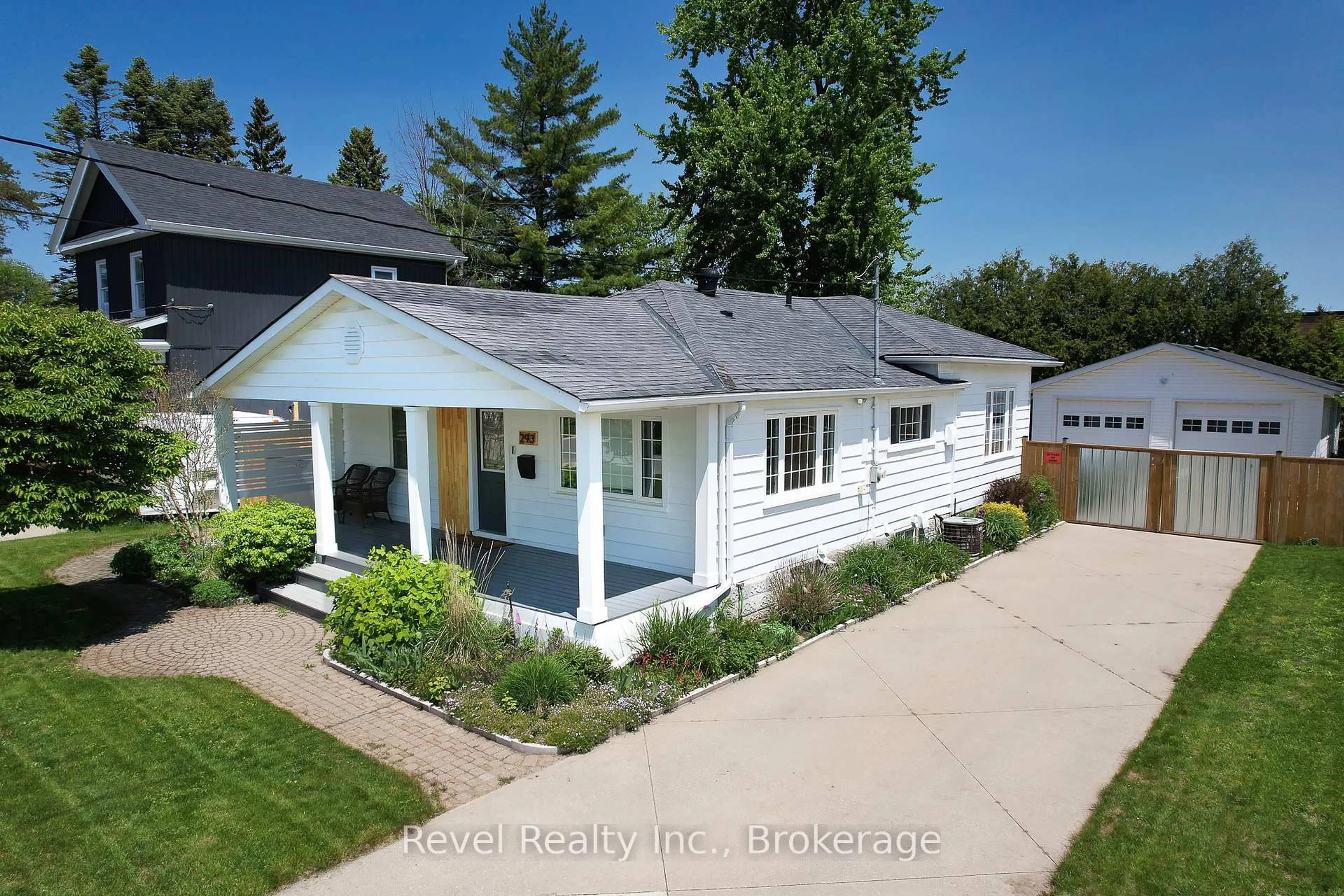 Home with vinyl exterior material, street for 293 Napier St, Collingwood Ontario L9Y 3T6