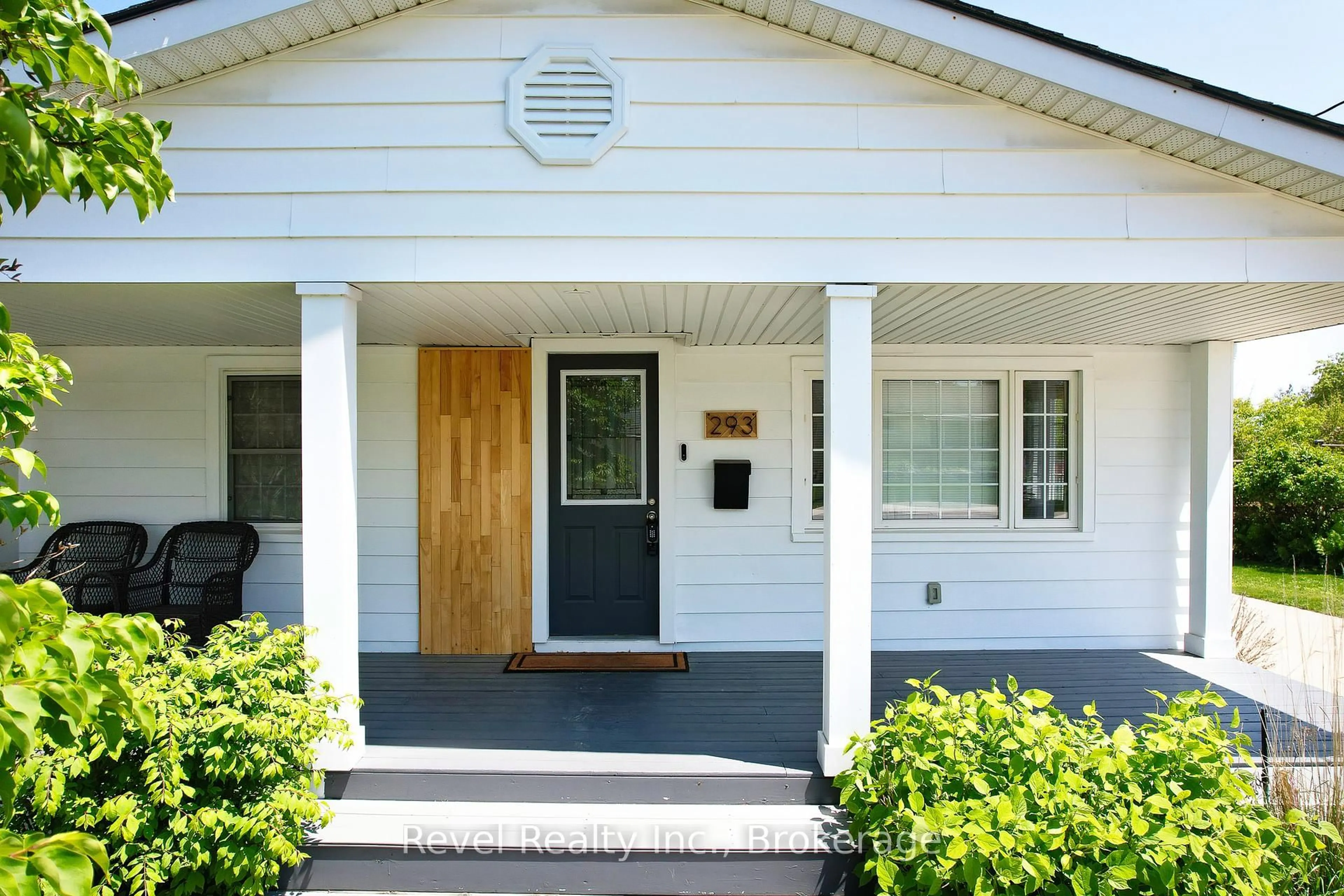 Home with vinyl exterior material, street for 293 Napier St, Collingwood Ontario L9Y 3T6
