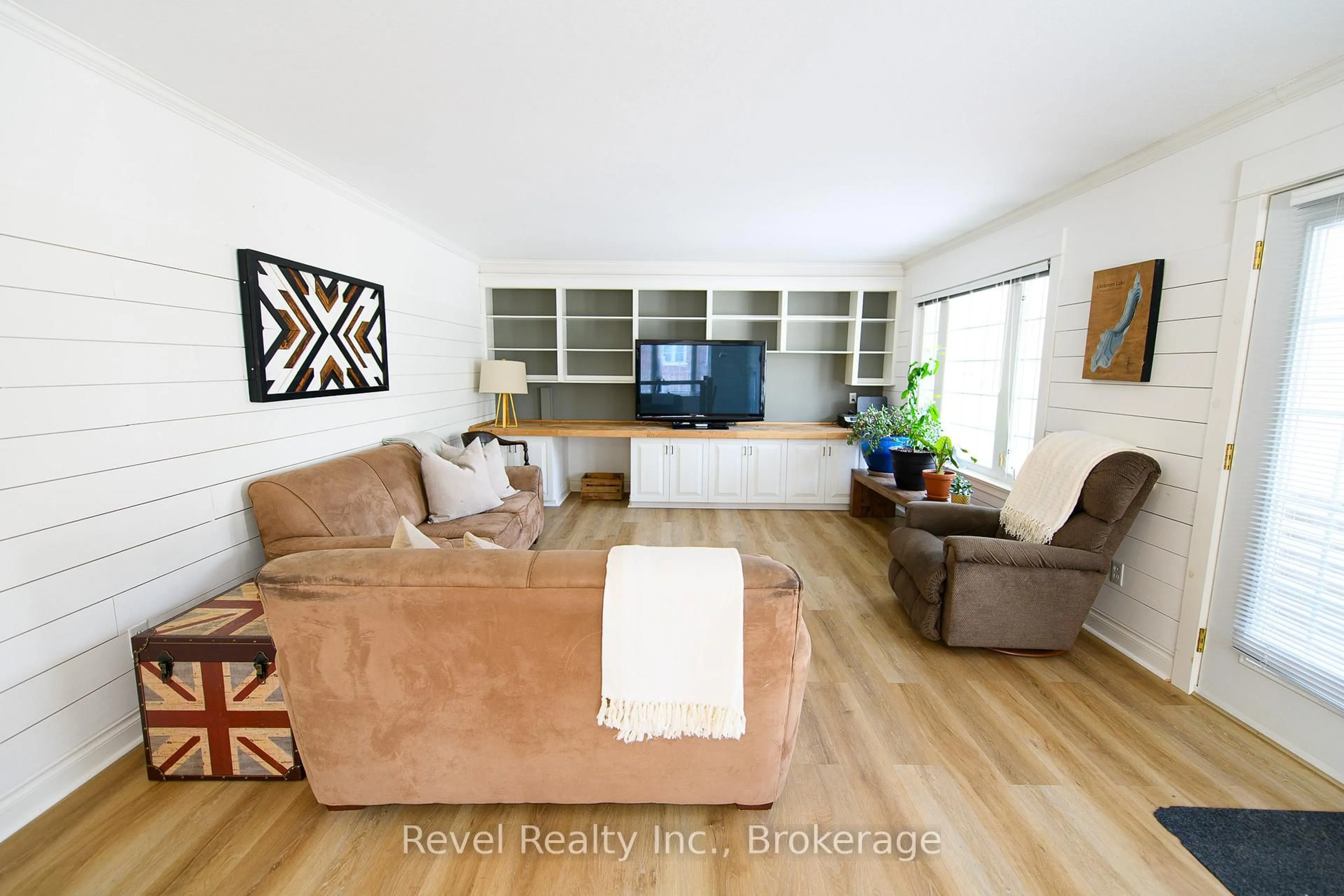 Living room with furniture, wood/laminate floor for 293 Napier St, Collingwood Ontario L9Y 3T6