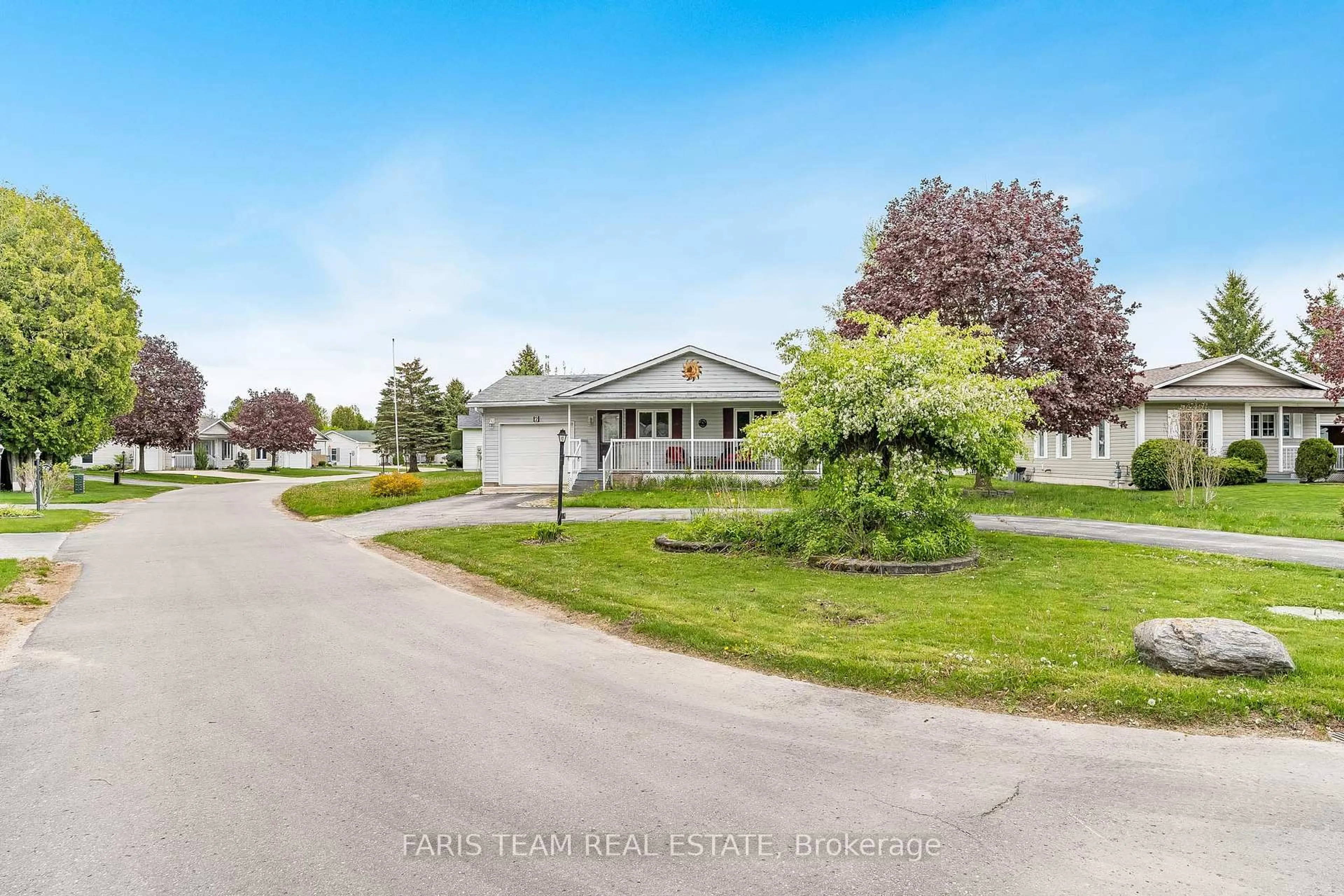 A pic from outside/outdoor area/front of a property/back of a property/a pic from drone, street for 2 St James Pl, Wasaga Beach Ontario L9Z 3A8