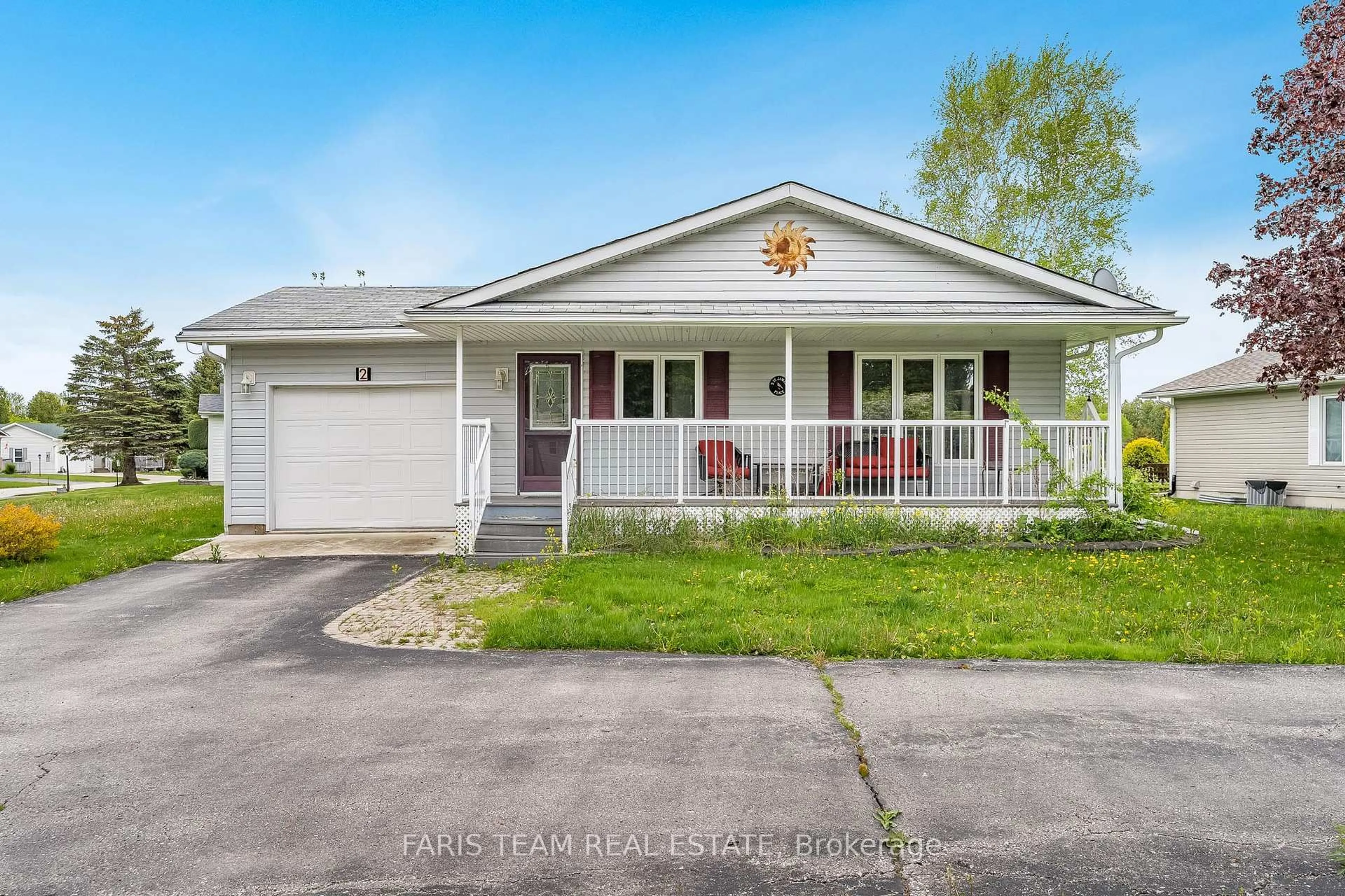 Home with vinyl exterior material, street for 2 St James Pl, Wasaga Beach Ontario L9Z 3A8