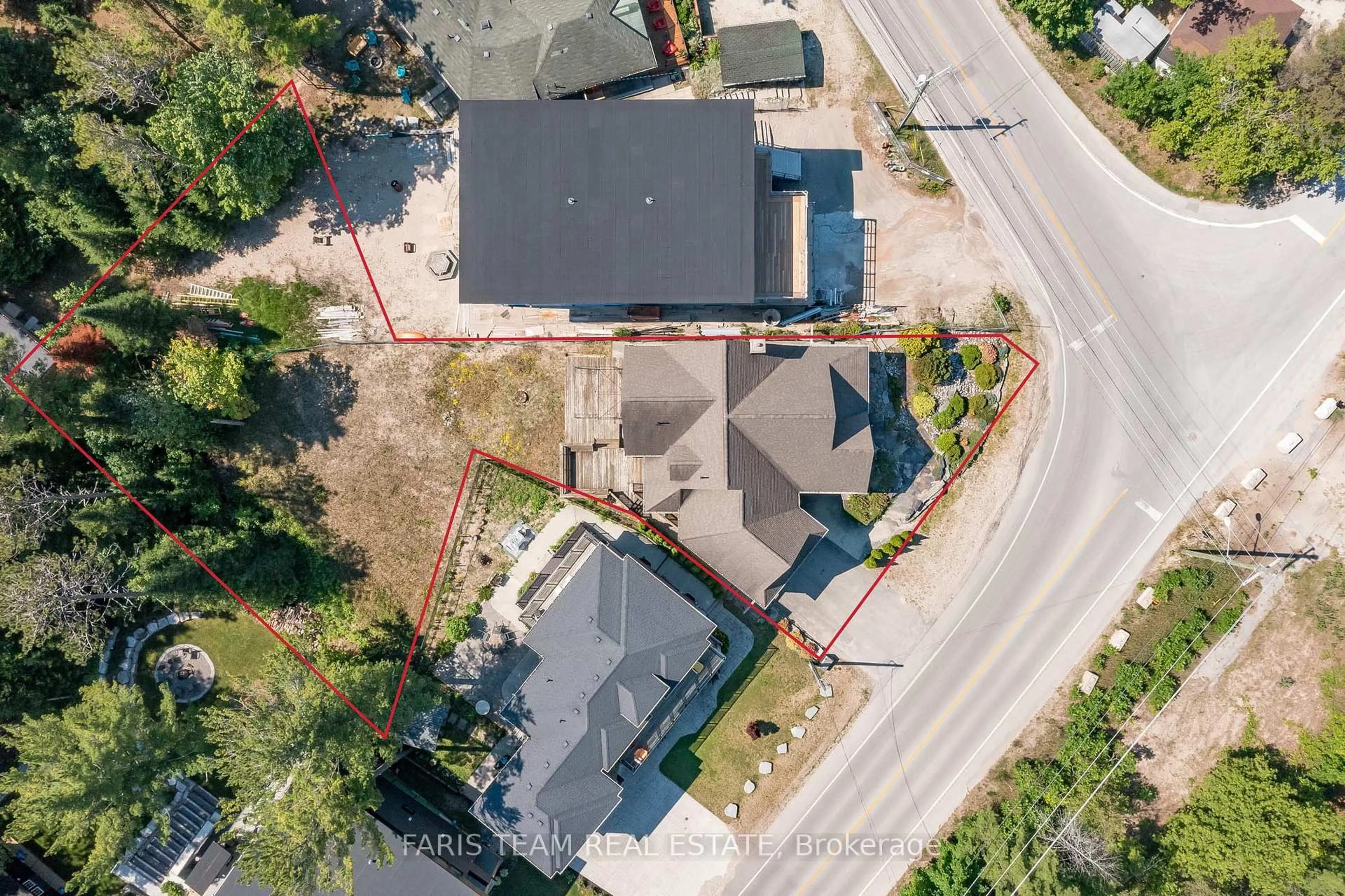 A pic from outside/outdoor area/front of a property/back of a property/a pic from drone, street for 805 Eastdale Dr, Wasaga Beach Ontario L9Z 2R5