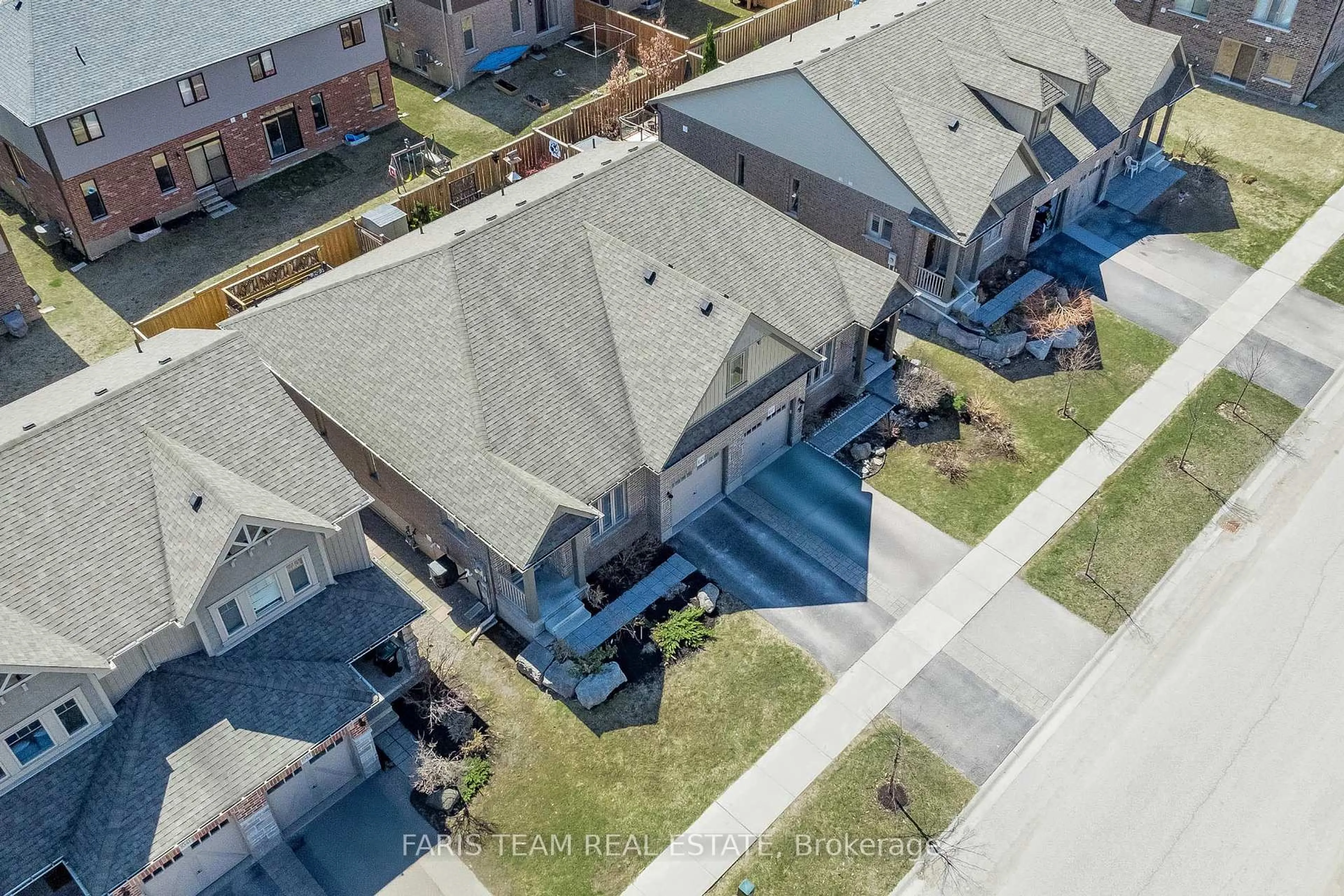 A pic from outside/outdoor area/front of a property/back of a property/a pic from drone, street for 1045 Cook Dr, Midland Ontario L4R 0E4