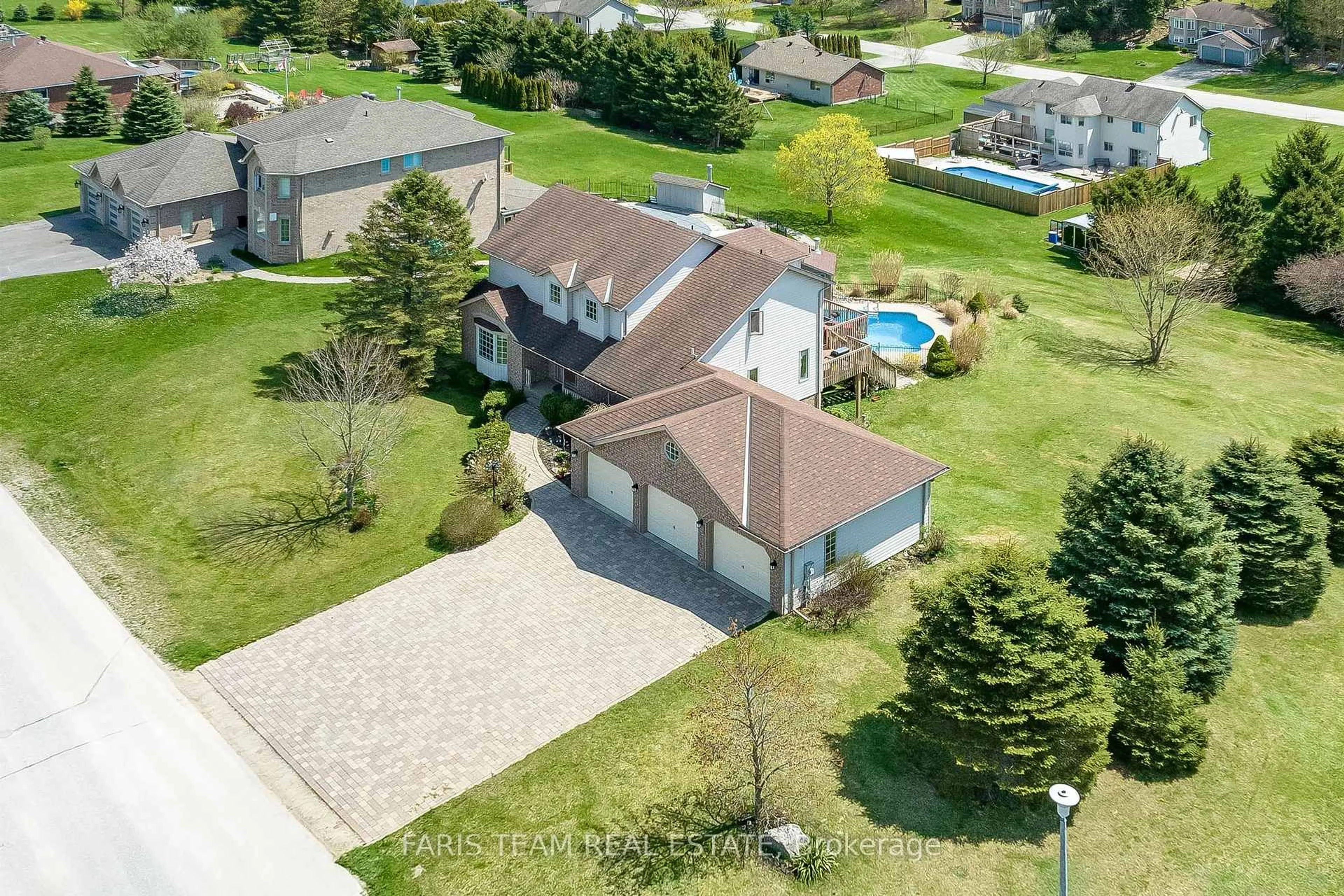A pic from outside/outdoor area/front of a property/back of a property/a pic from drone, street for 36 Marlow Circ, Springwater Ontario L0L 1V0