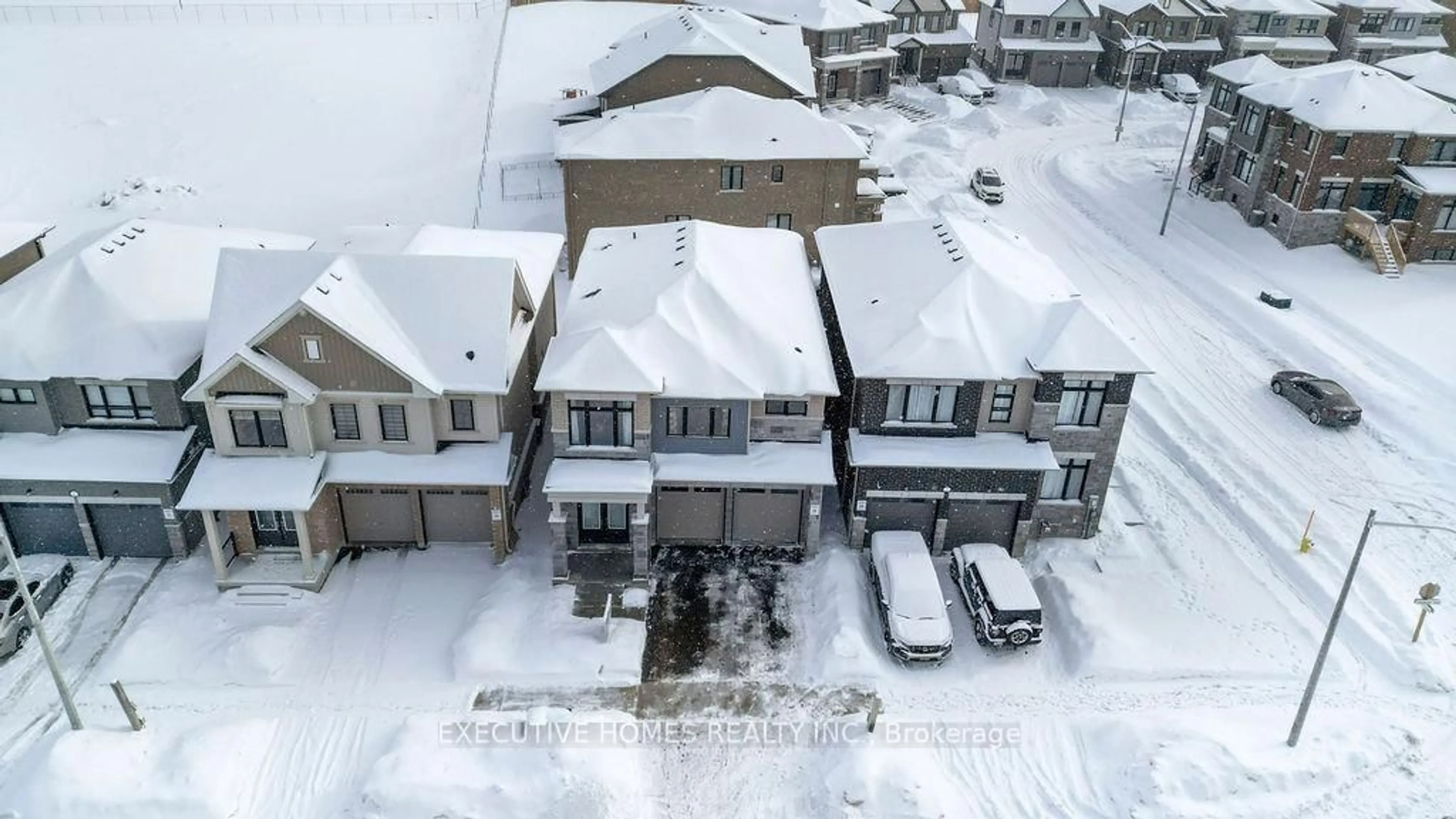 A pic from outside/outdoor area/front of a property/back of a property/a pic from drone, street for 23 KINGSBURY Tr, Barrie Ontario L9J 0W8