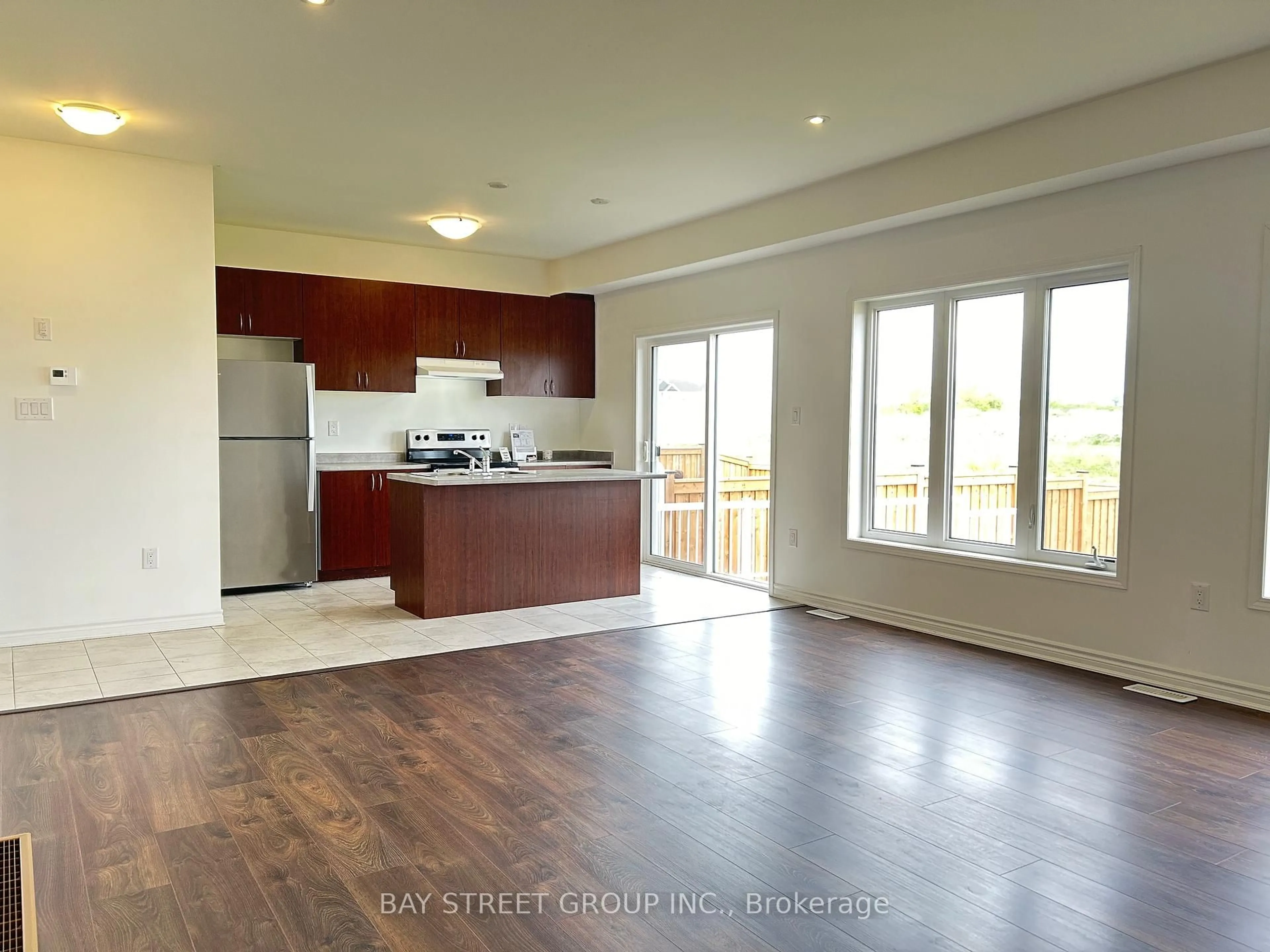 Open concept kitchen, wood/laminate floor for 28 Sandhill  Crane Dr, Wasaga Beach Ontario L9Z 0J6