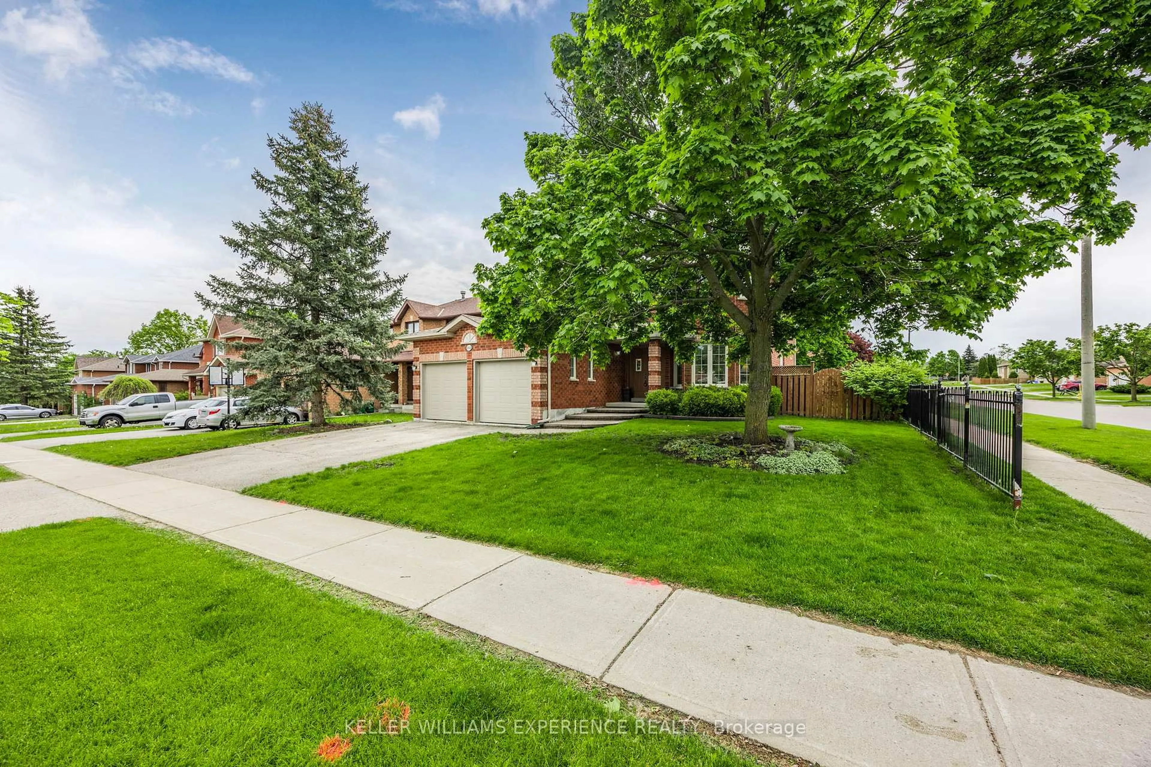 A pic from outside/outdoor area/front of a property/back of a property/a pic from drone, street for 303 Livingstone St, Barrie Ontario L4N 7C2
